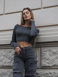 Maglione grigio con scollo a barchetta