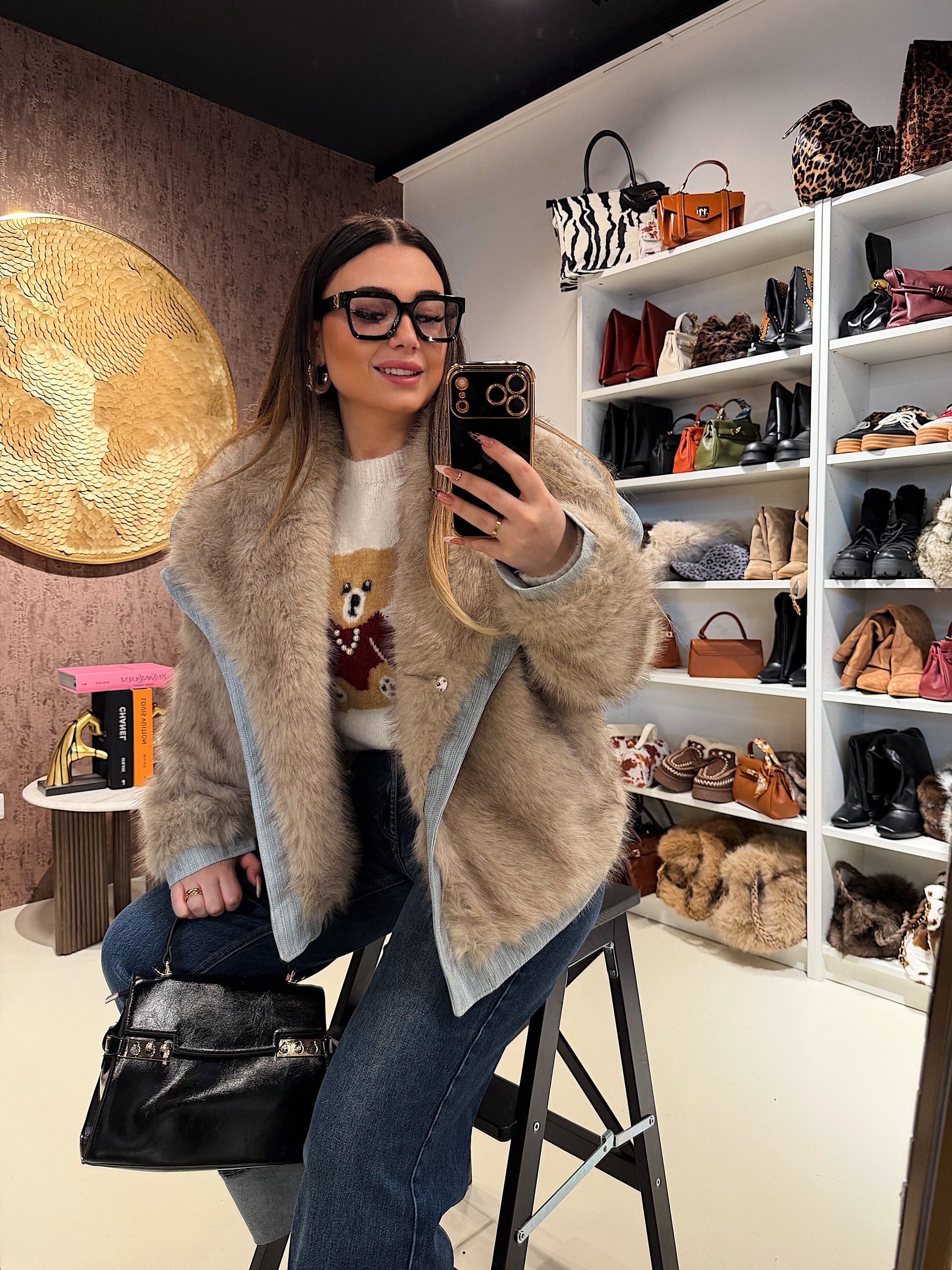 Giacca in ecopelliccia e jeans
