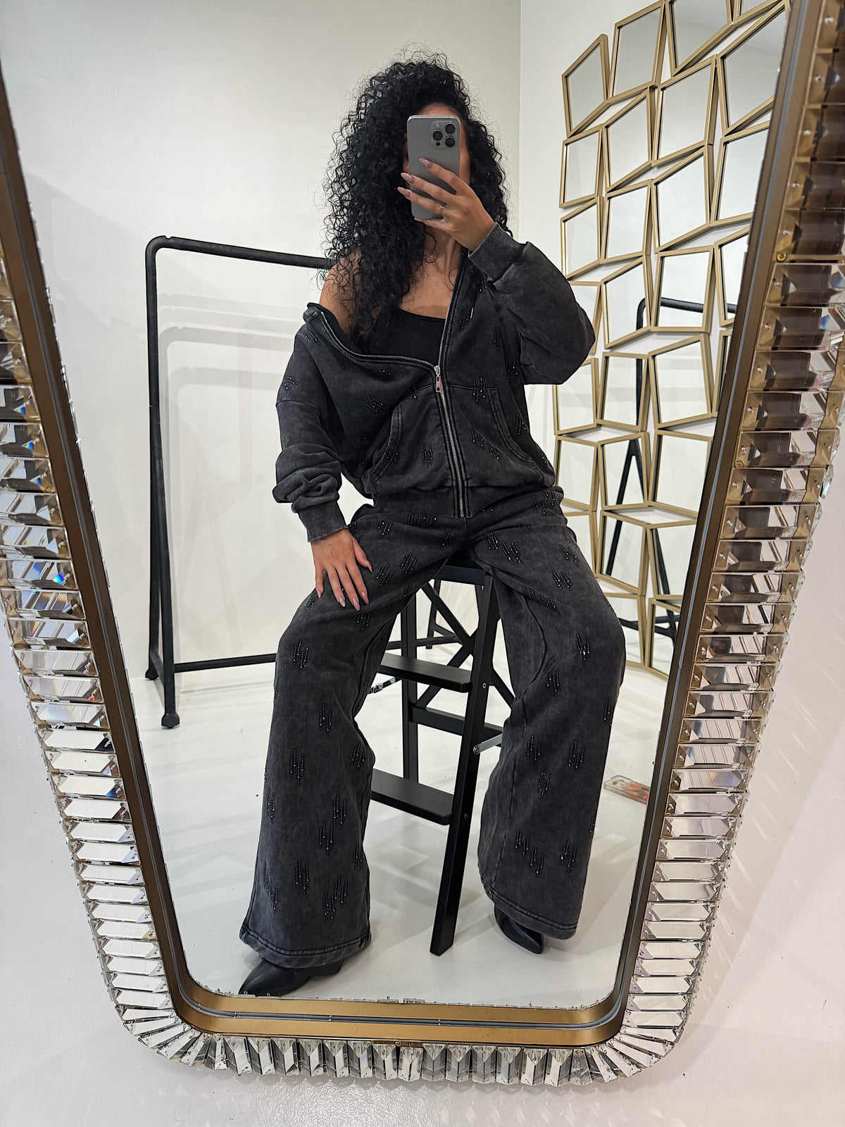 Completo con felpa over e brillantini pantalone a zampa