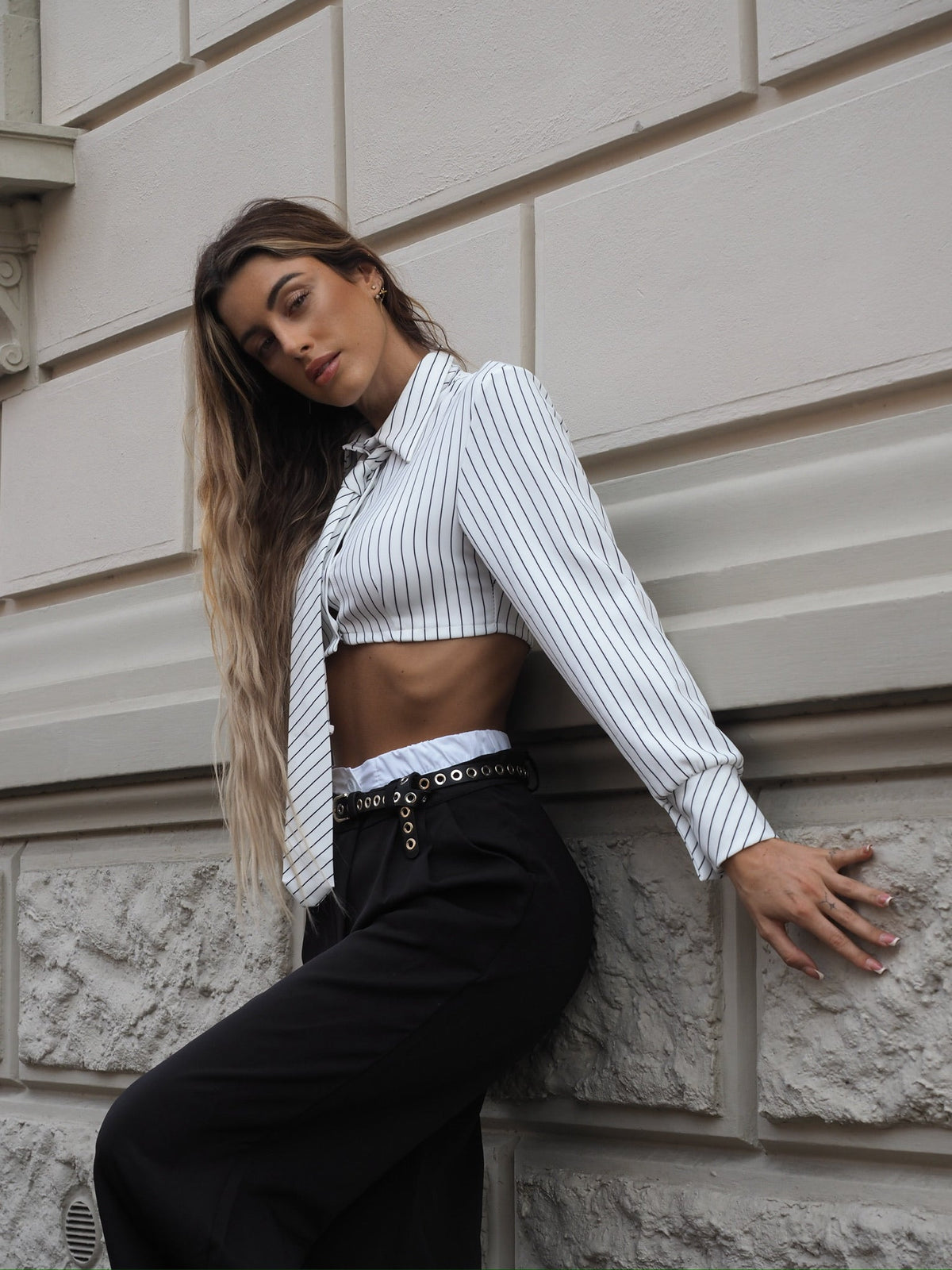 Camicia bianca a righine con cravatta