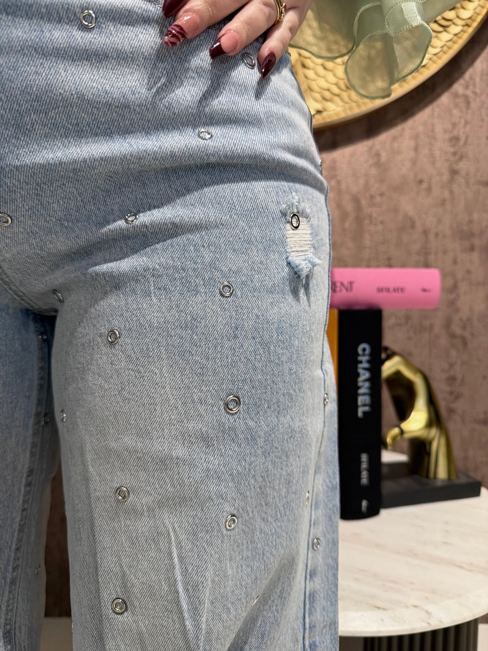 Jeans con strappi e borchiette