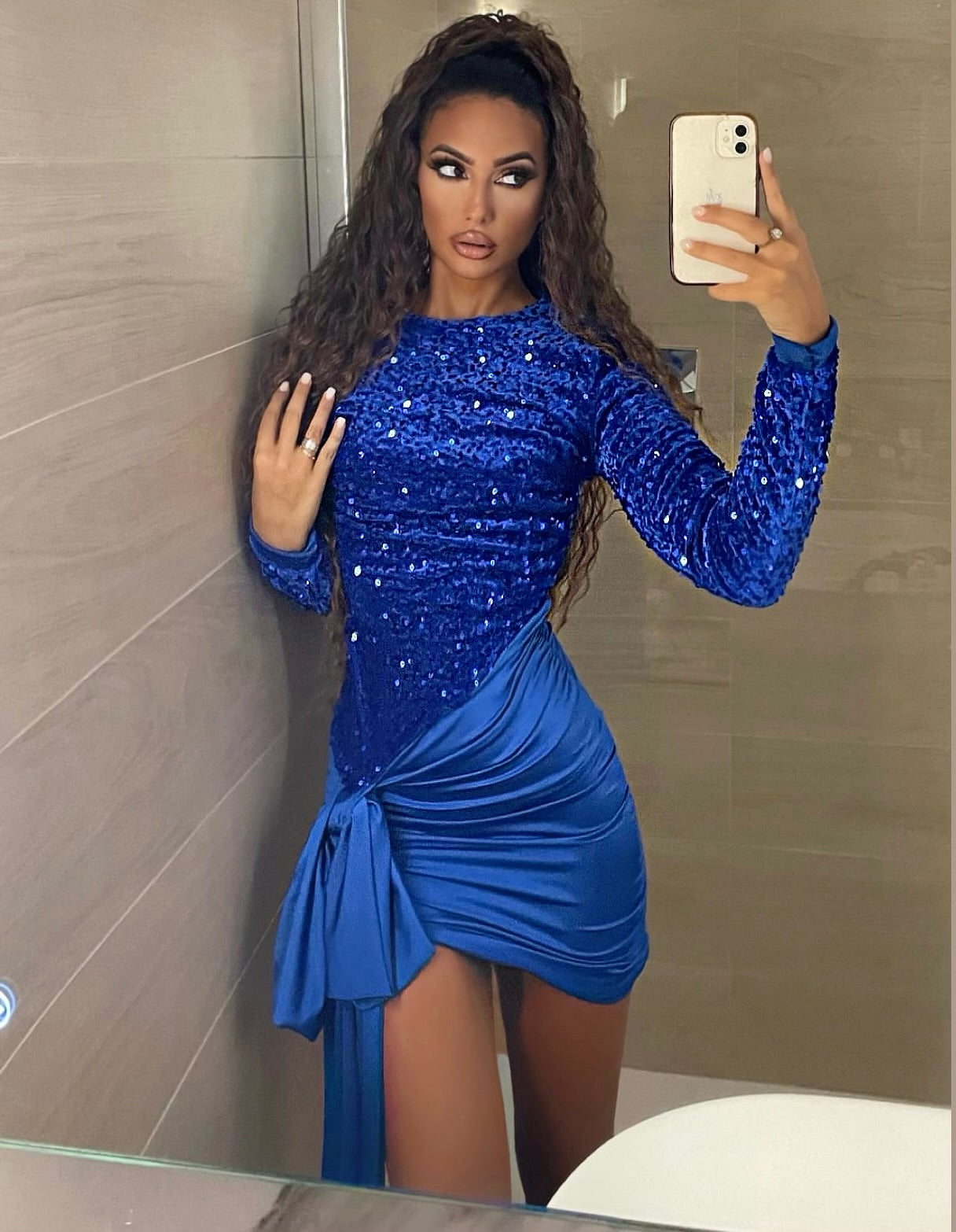 Abito con paillettes e fiocco blu