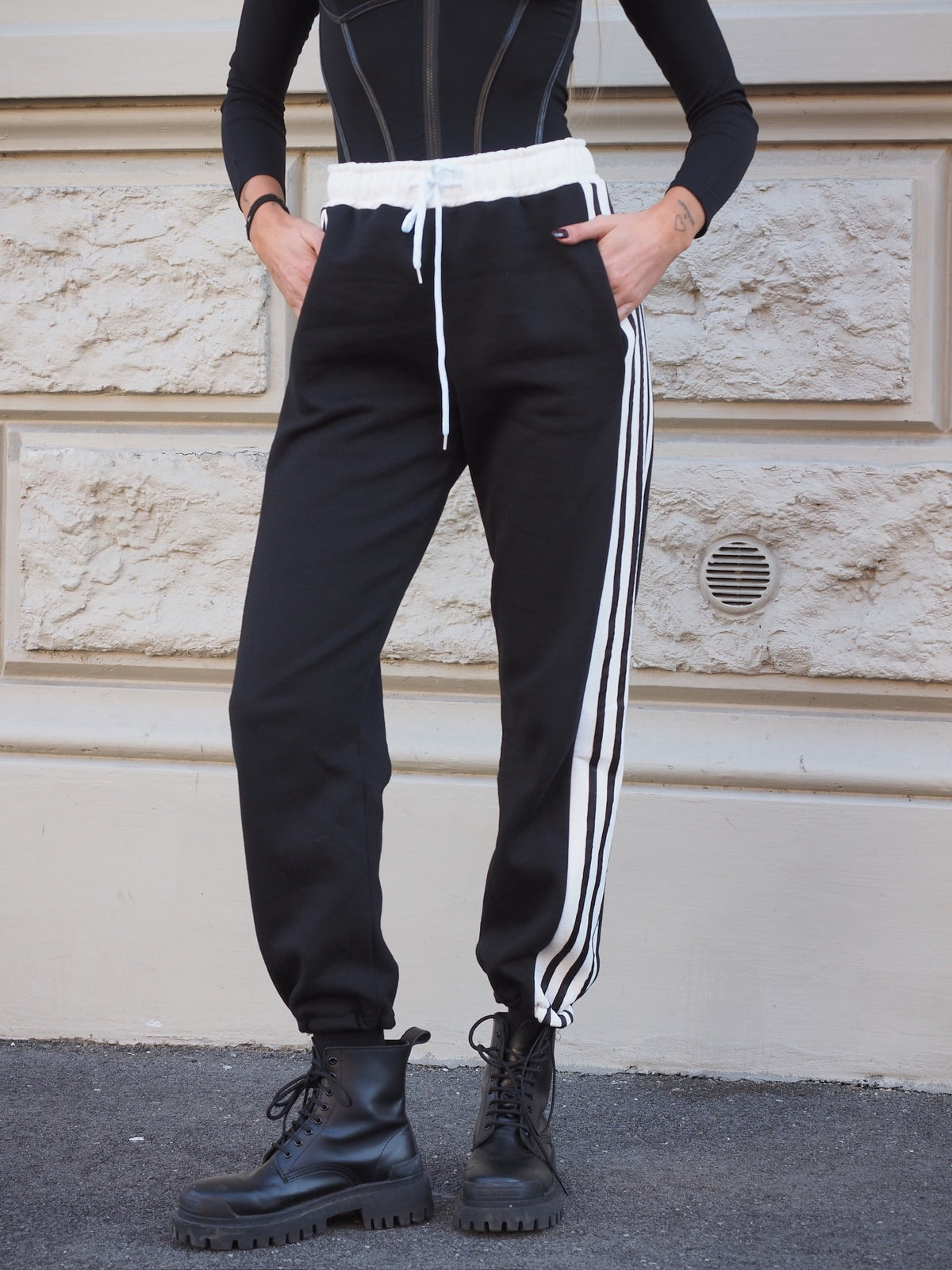 Pantalone sportivo con righe bianche