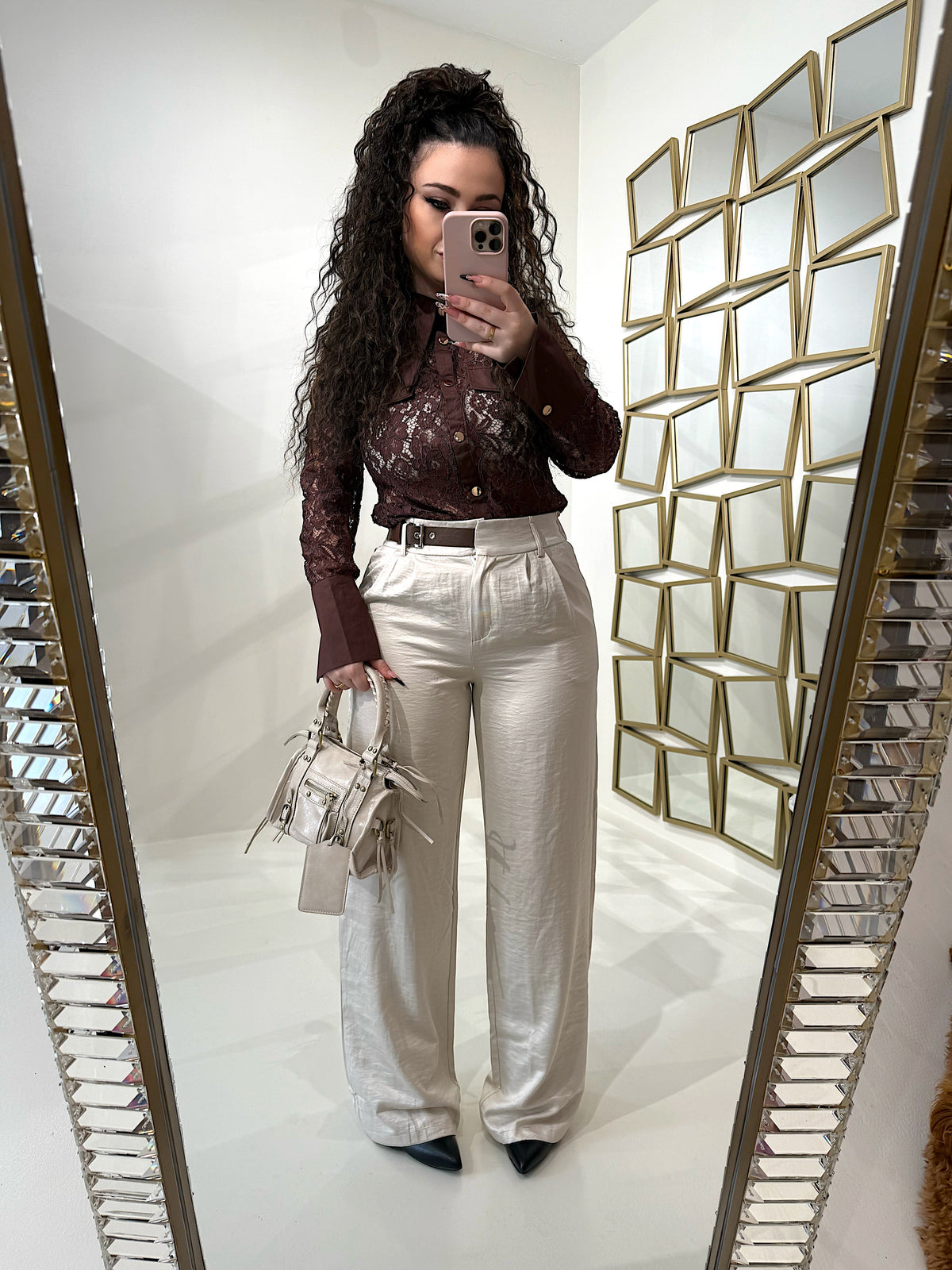 Pantalone con fibbia laterale
