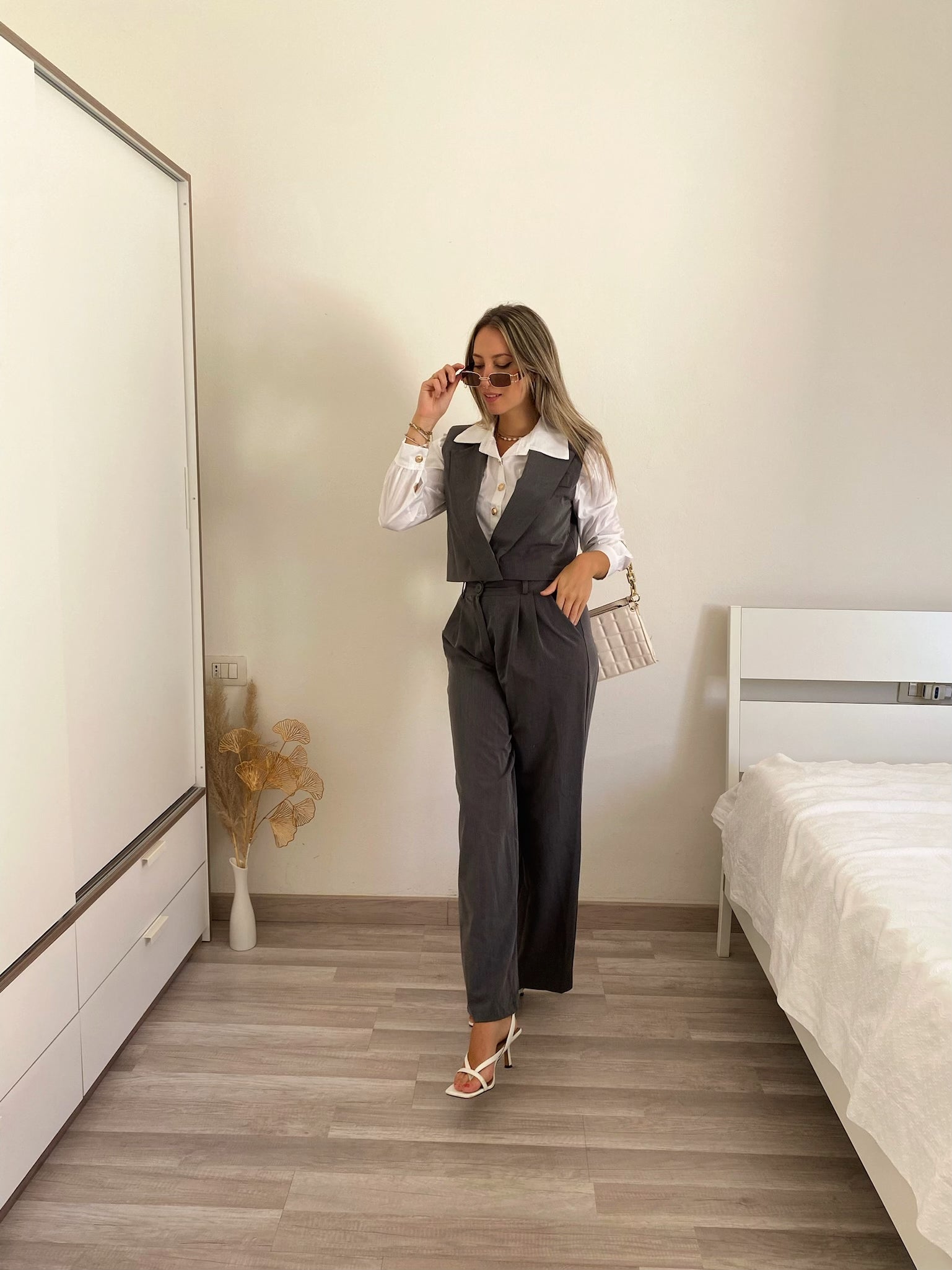 Completo smanicato e pantalone grigio