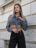 Camicia grigia con cravatta