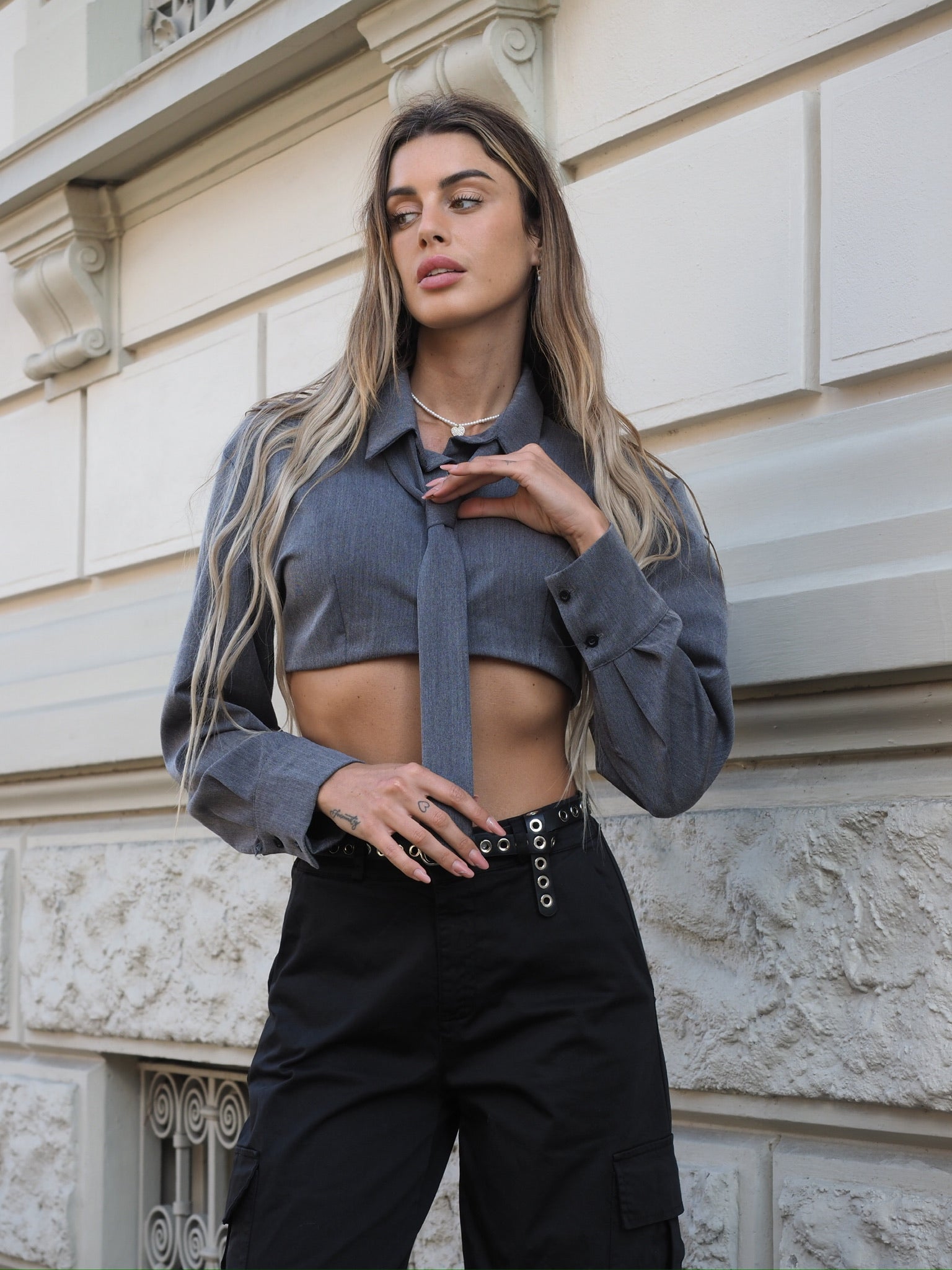 Camicia grigia con cravatta