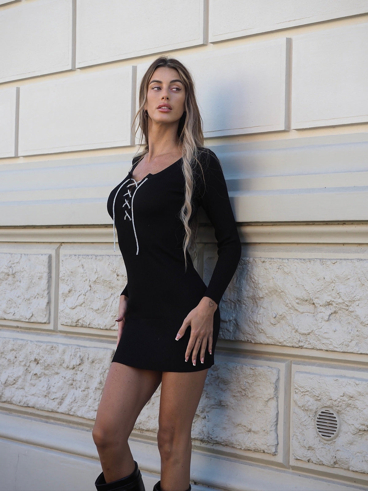 Abito nero lacci in strass