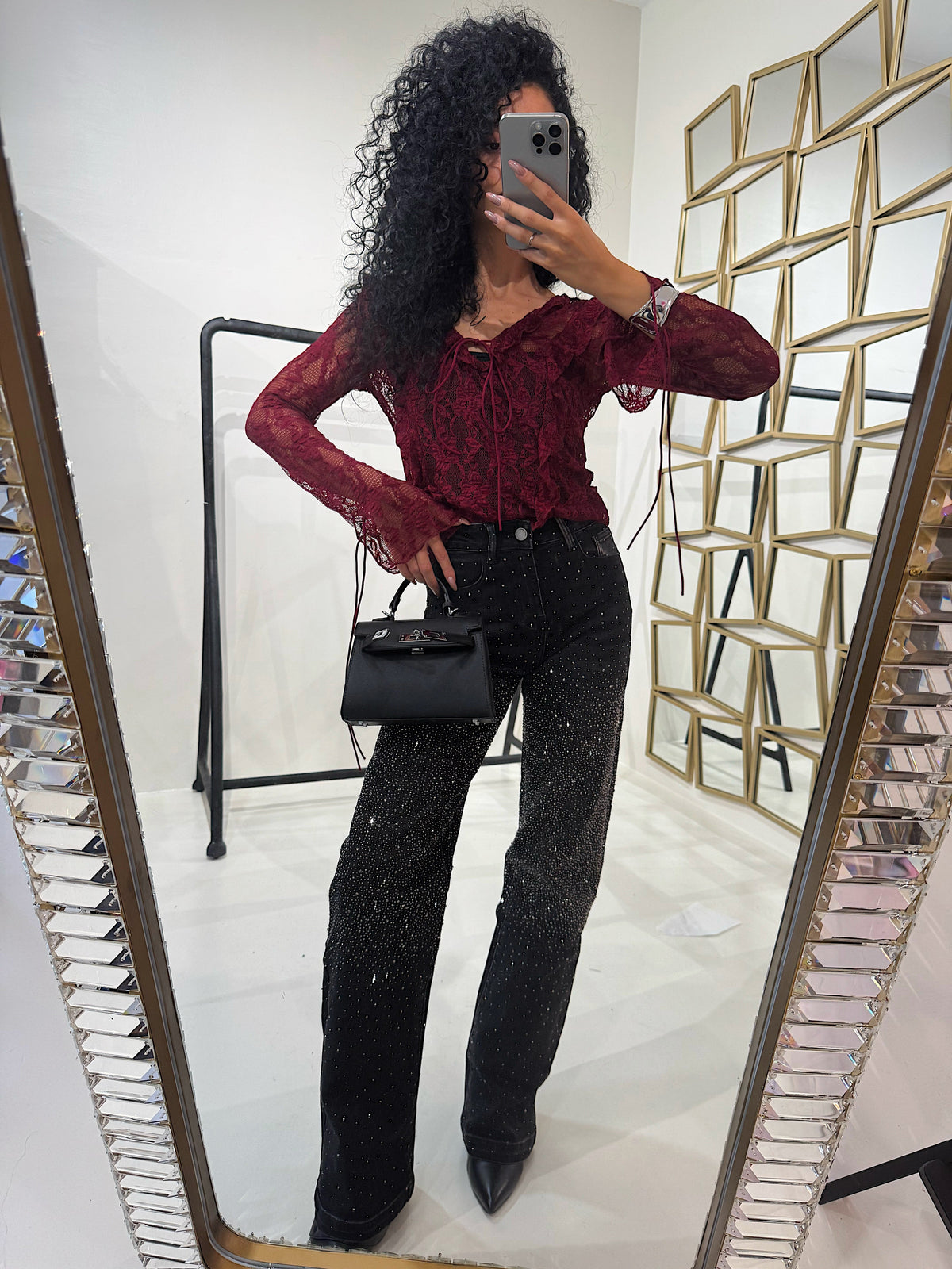 Blusa in pizzo con scollo e lacci sulla manica