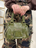 Borsa aggressive girls
