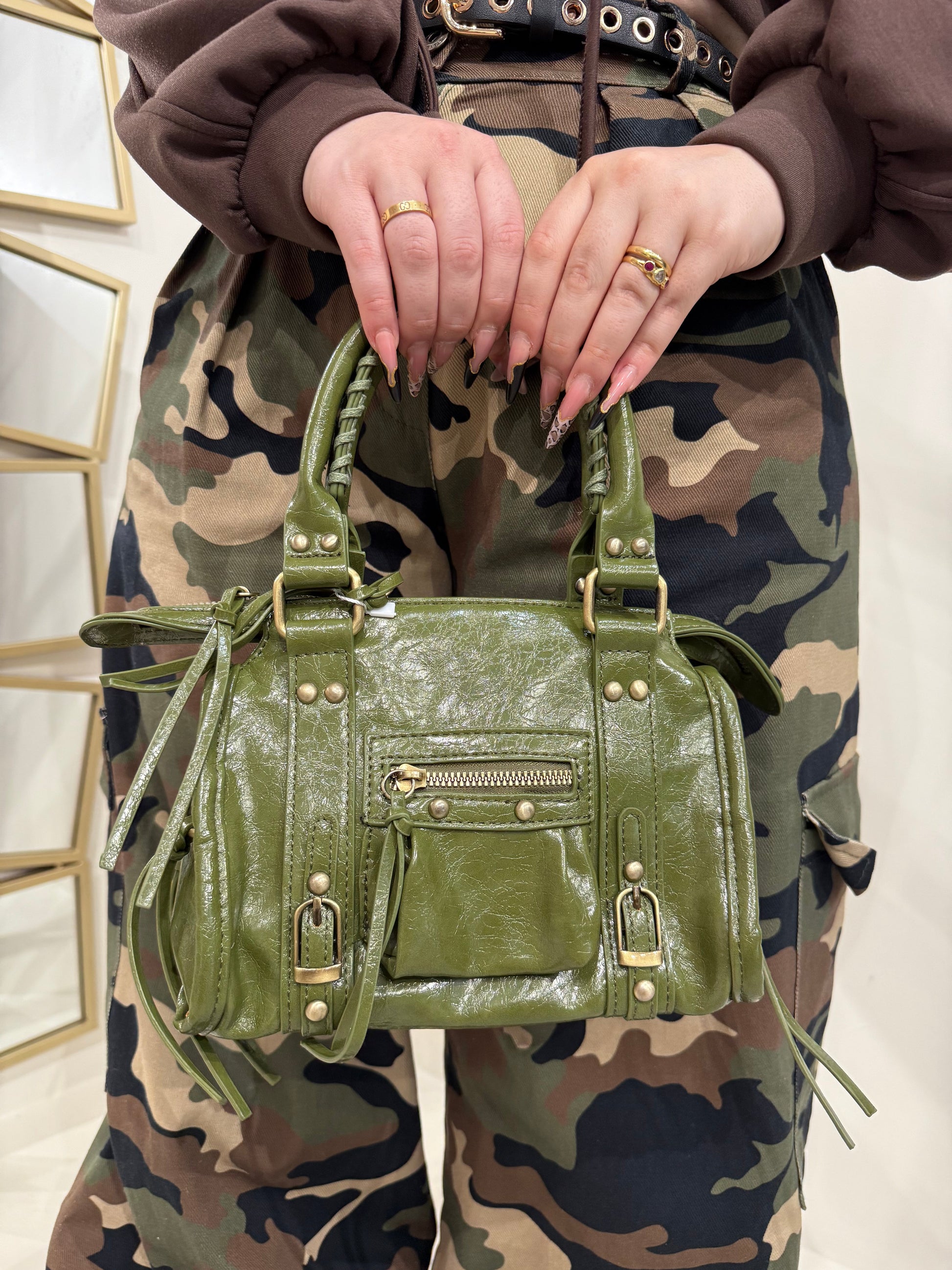 Borsa aggressive girls