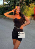 Abito nero con drappeggio e choker