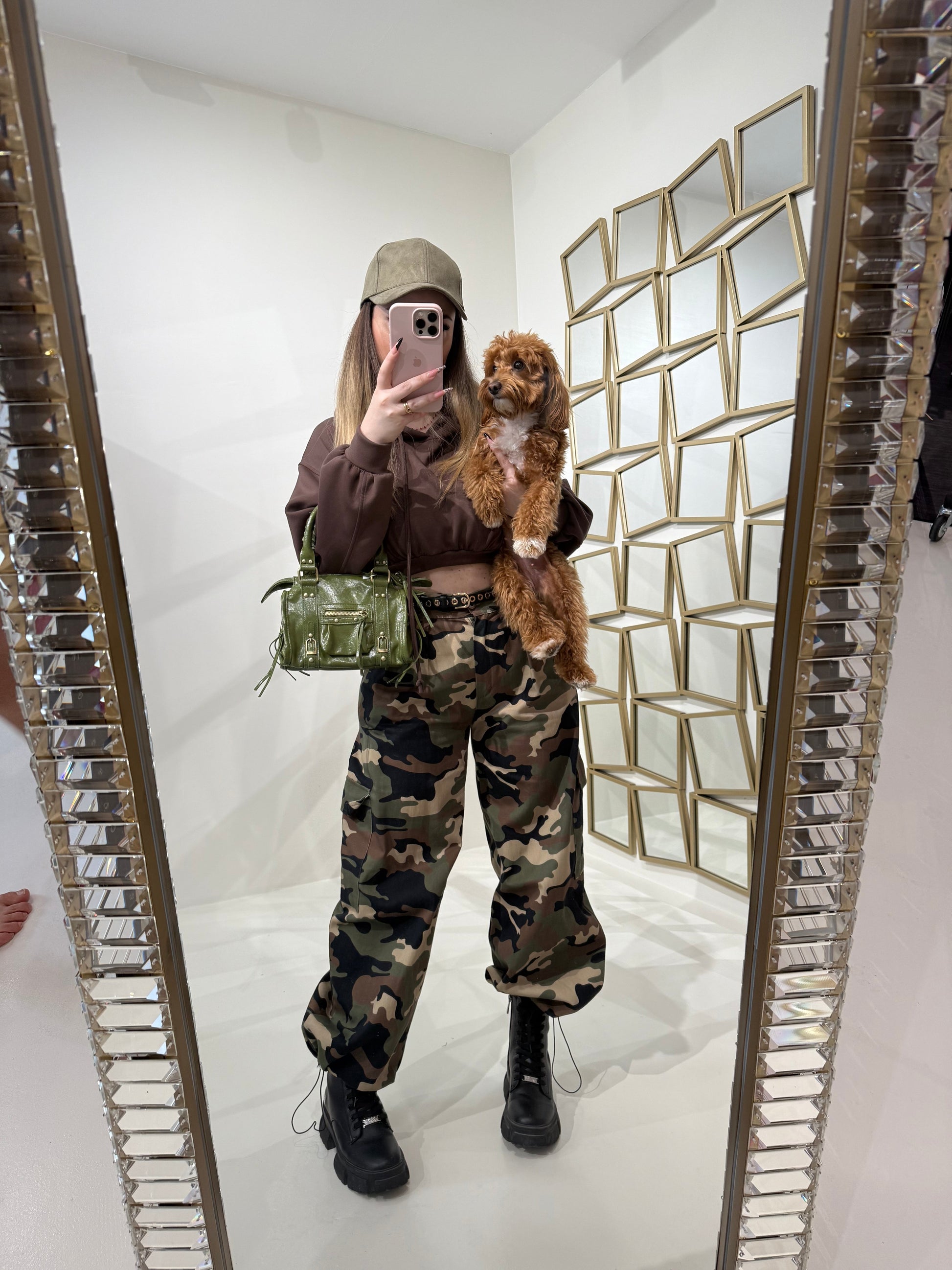Borsa aggressive girls
