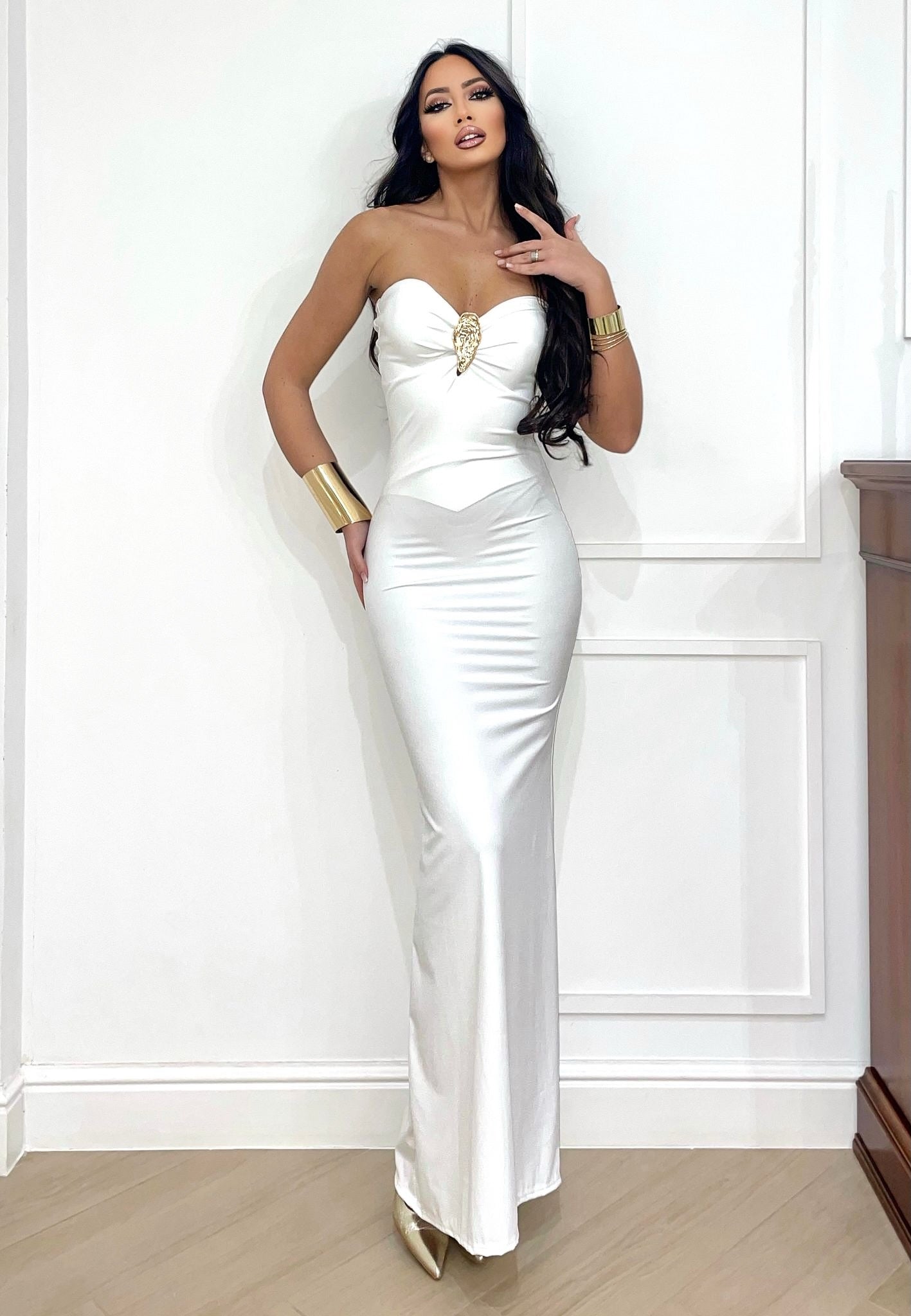 Abito a fascia bianco con gioiello oro