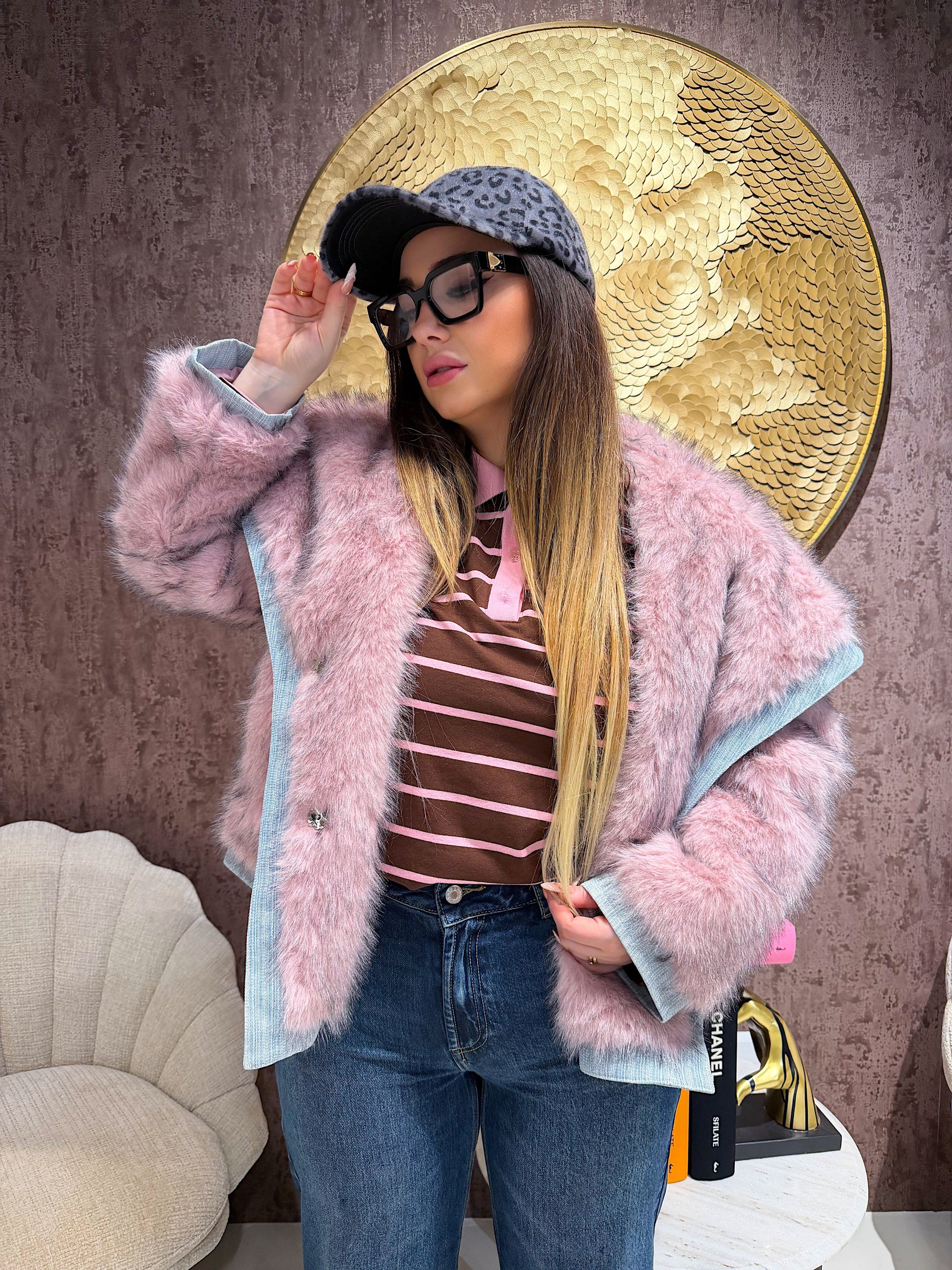Giacca in ecopelliccia e jeans