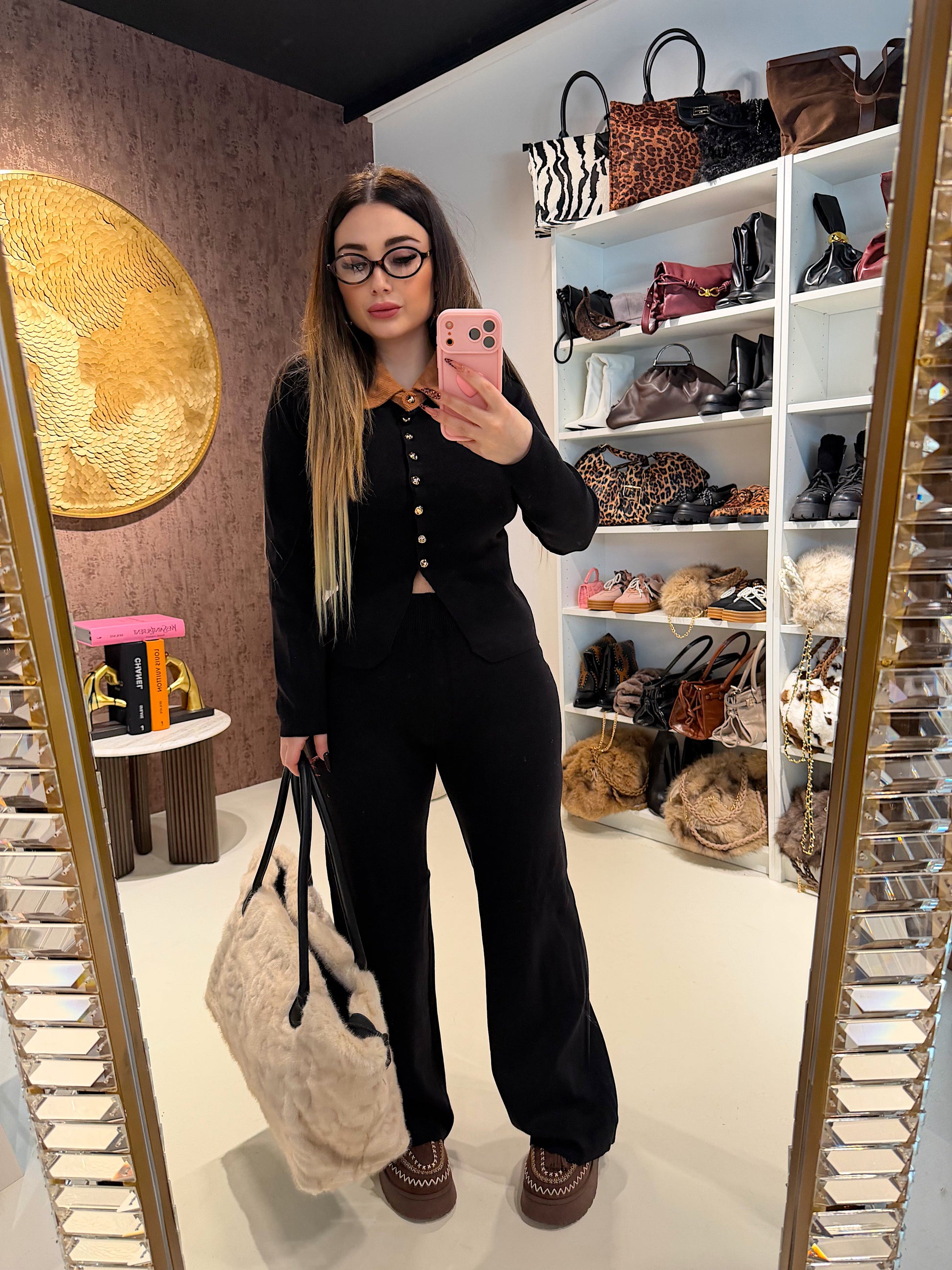 Completo maglia e pantalone con colletto a contrasto
