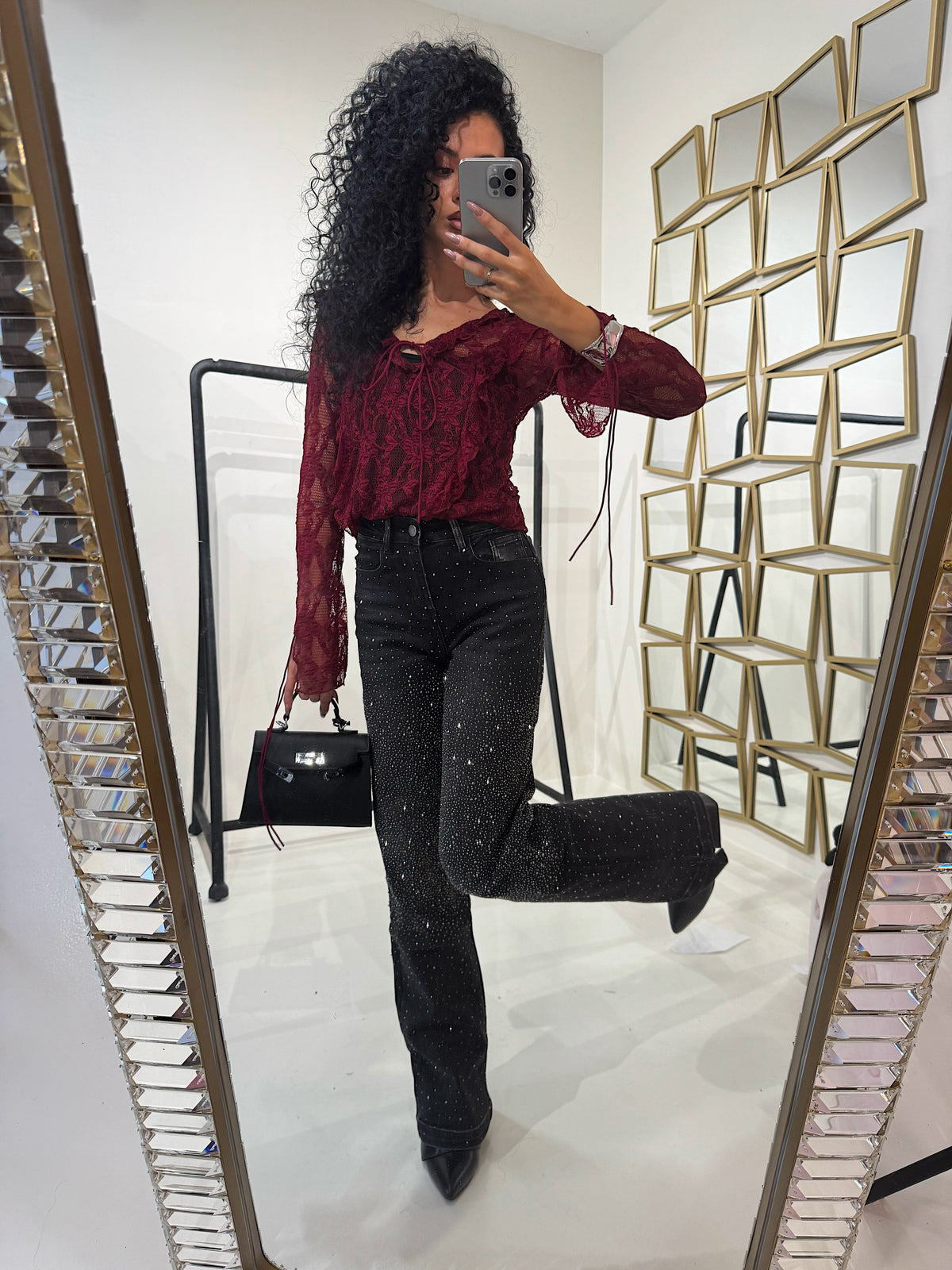 Blusa in pizzo con scollo e lacci sulla manica