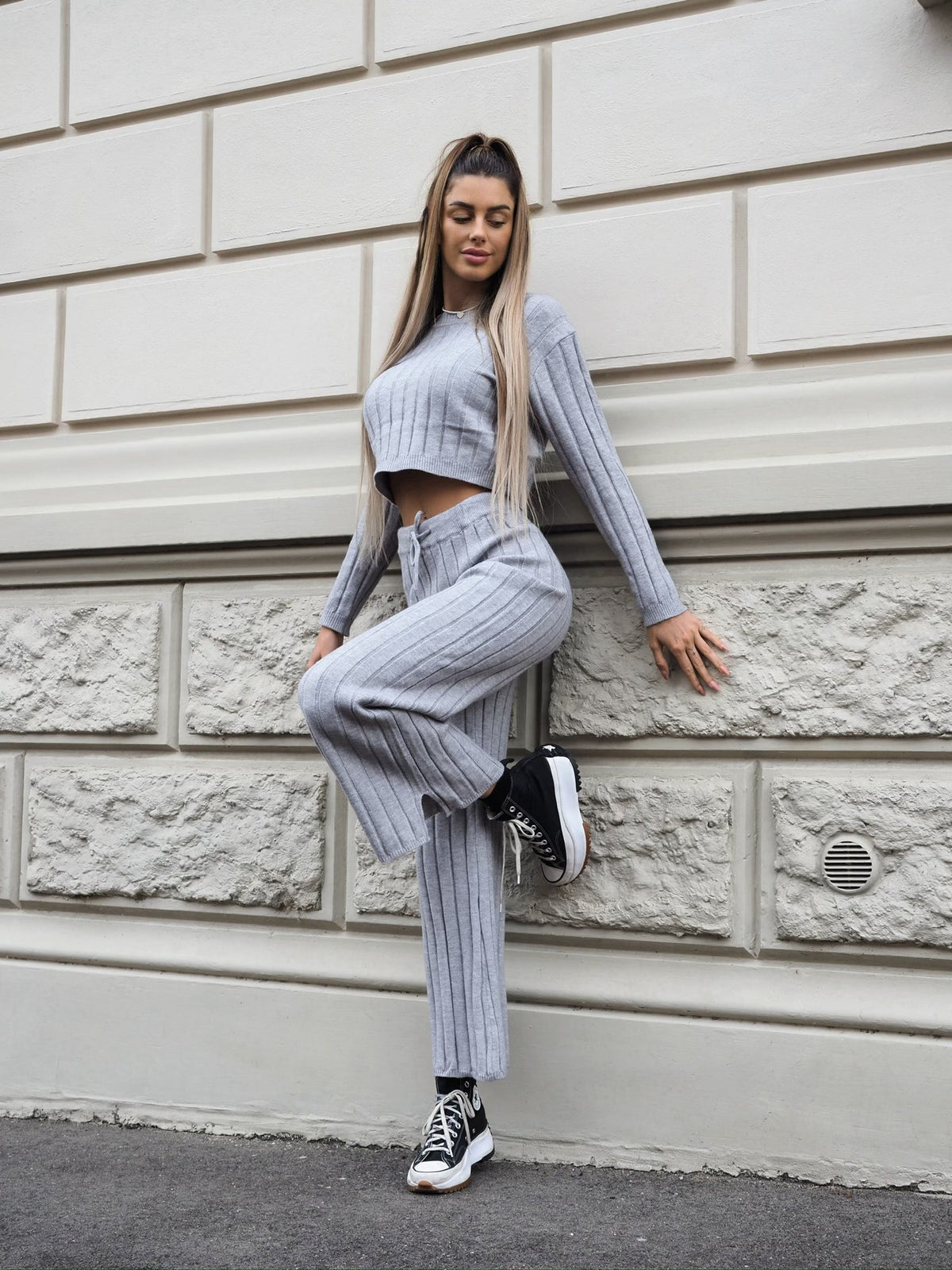 Completo maglia e pantalone grigio a righe