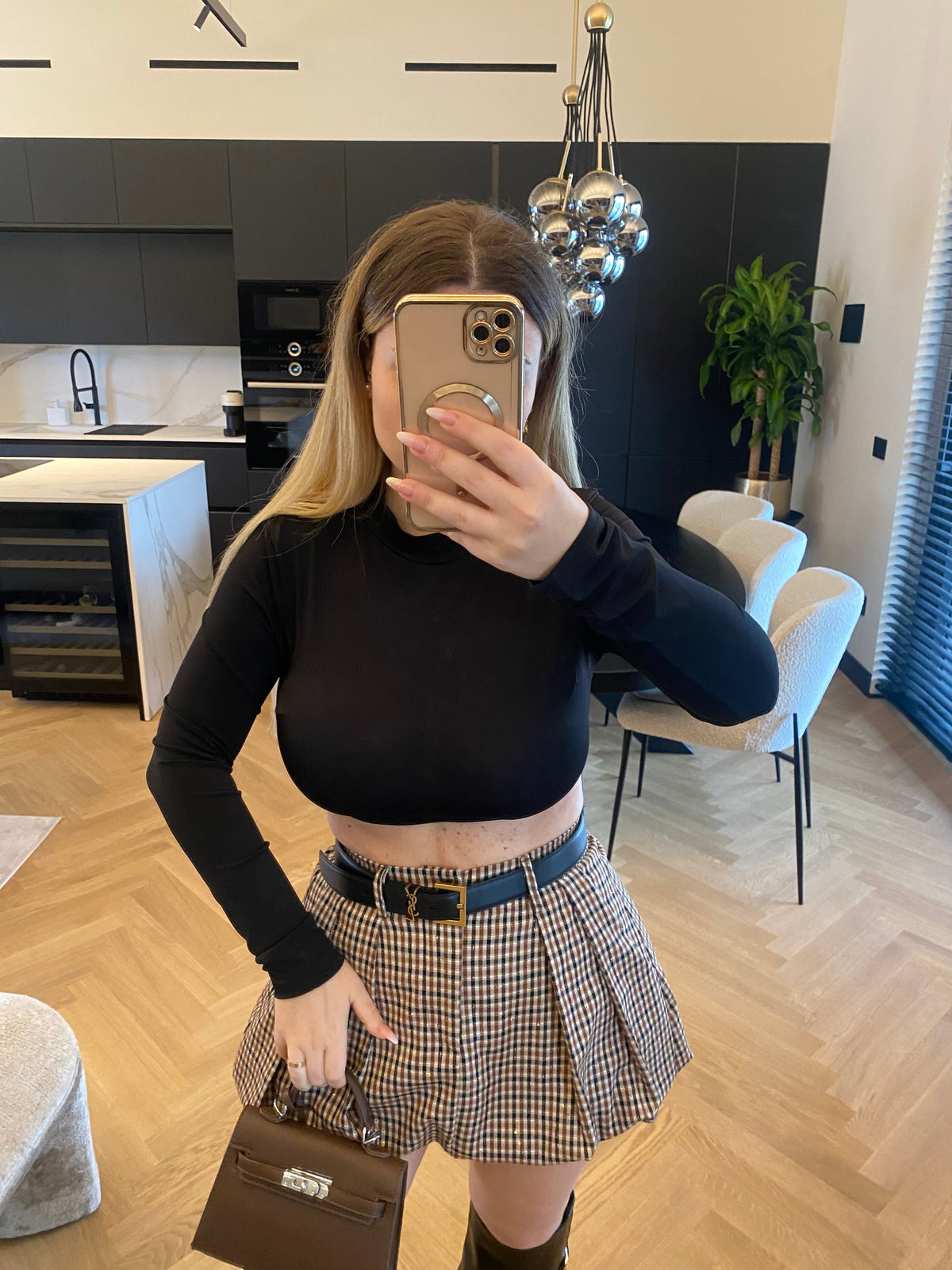 Maglia crop nera collo alto