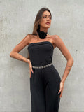 Tuta a fascia con collana rosa