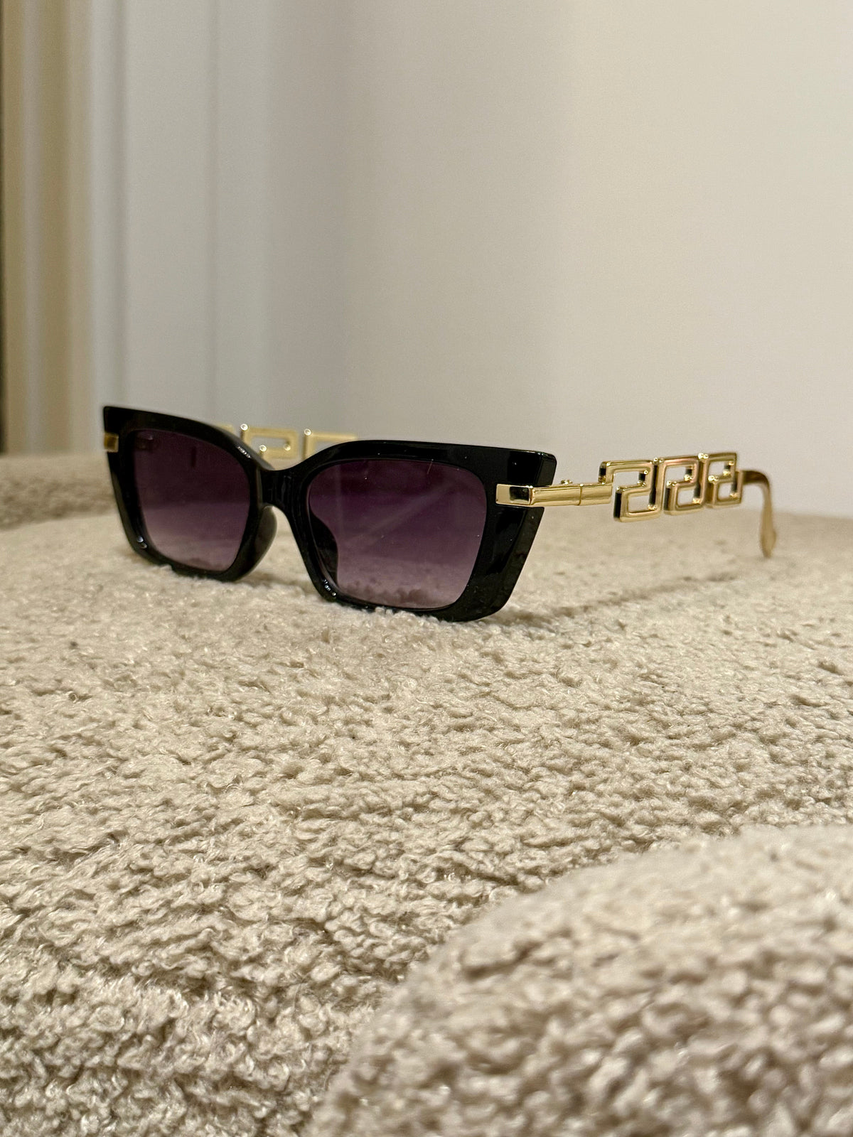 Occhiale nero cat stecche gold lenti sfumate