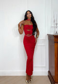 Abito rosso a fasce con choker