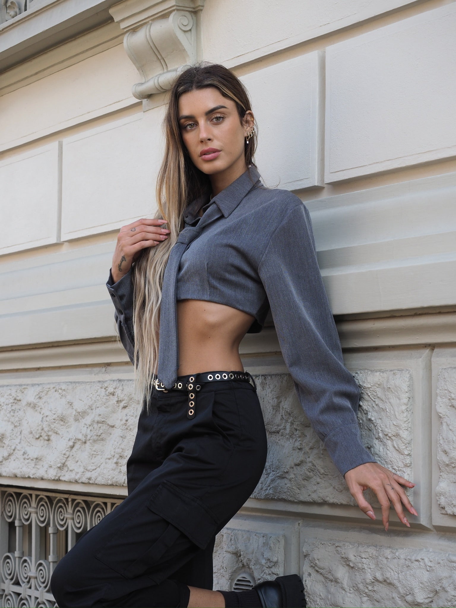 Camicia grigia con cravatta