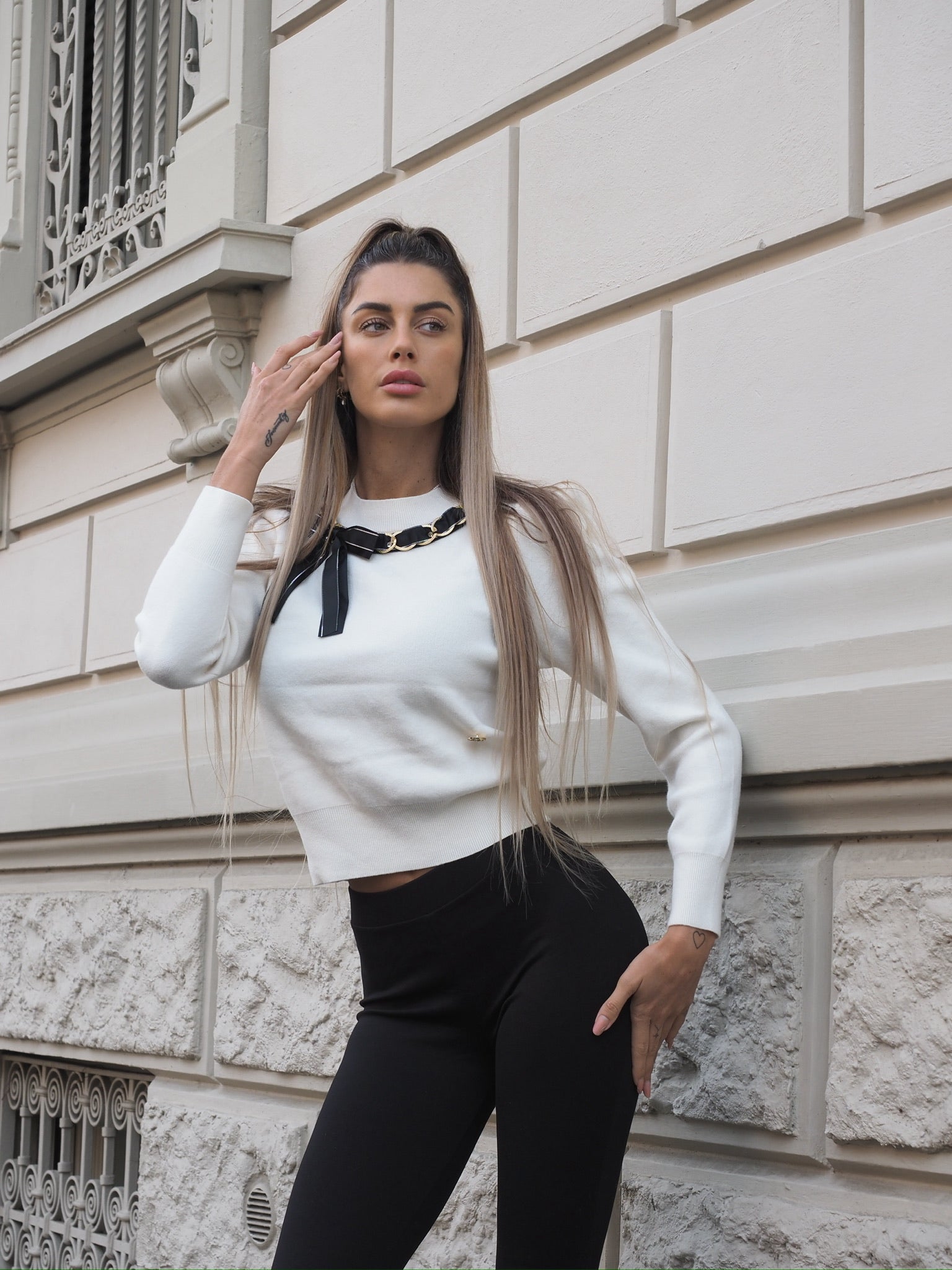 Maglione panna con fiocco nero