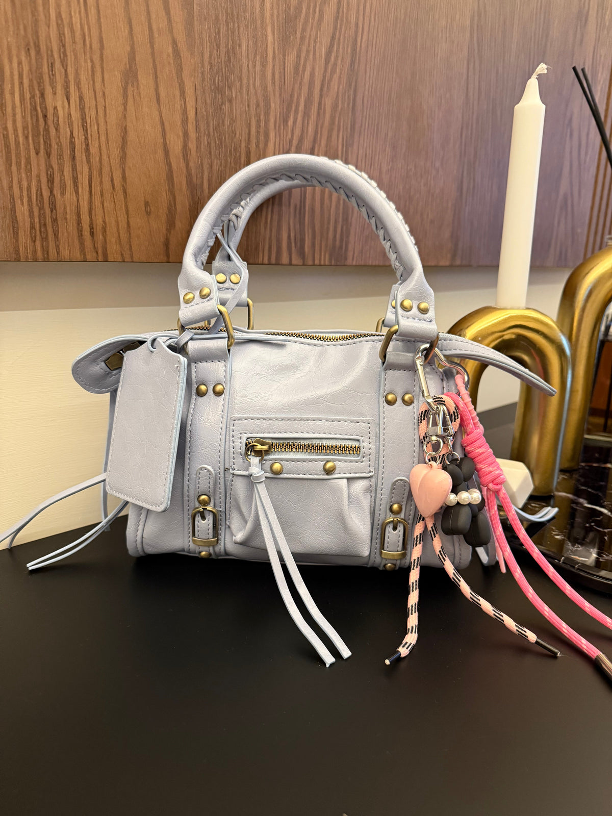 Borsa aggressive girls