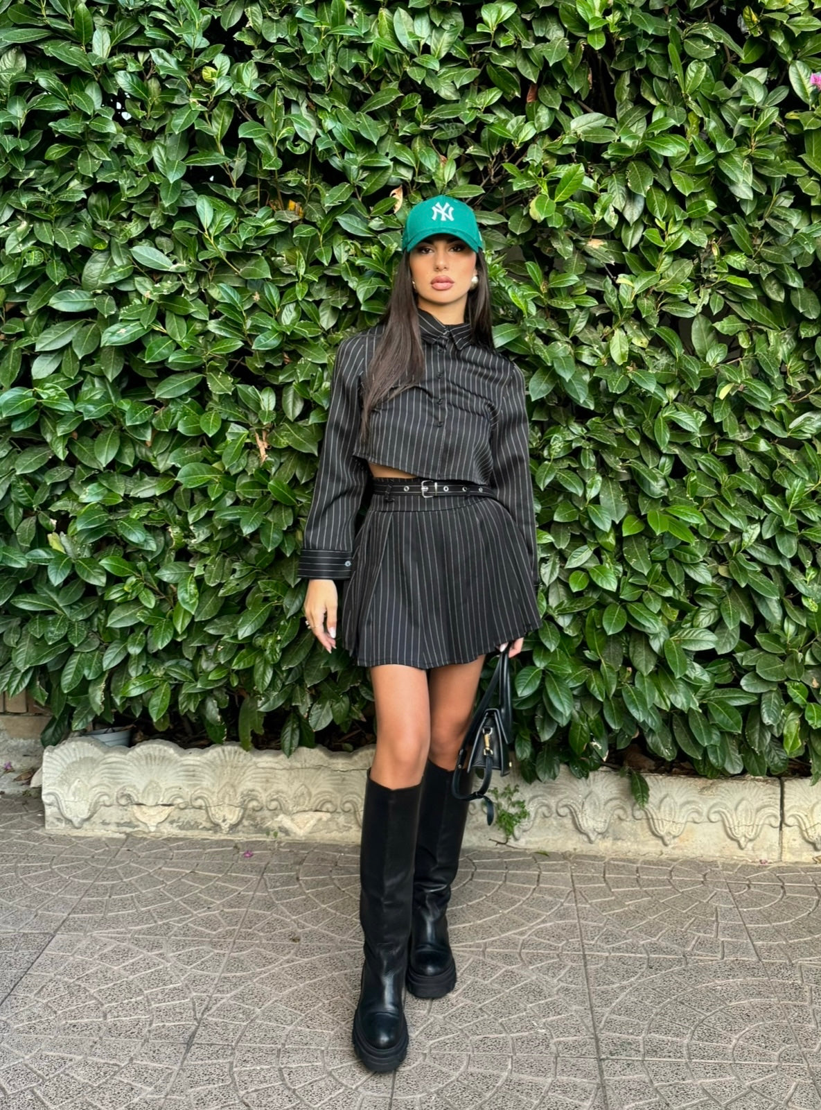 Completo camicia e gonna gessato nero