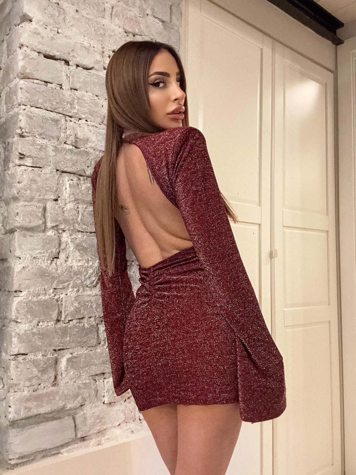 Abito glitter bordeaux con scollo a V