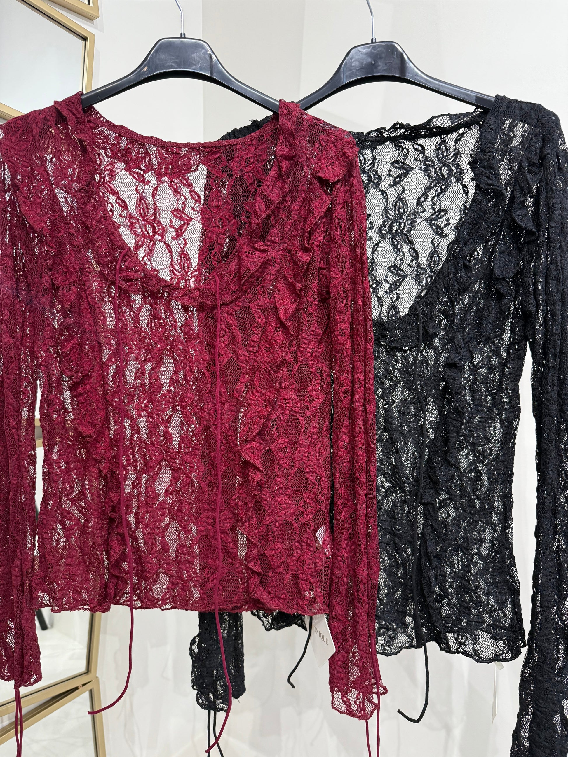Blusa in pizzo con scollo e lacci sulla manica