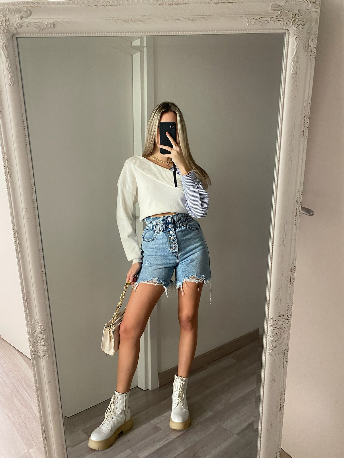 Maglione bianco con scollo e manica in camicia