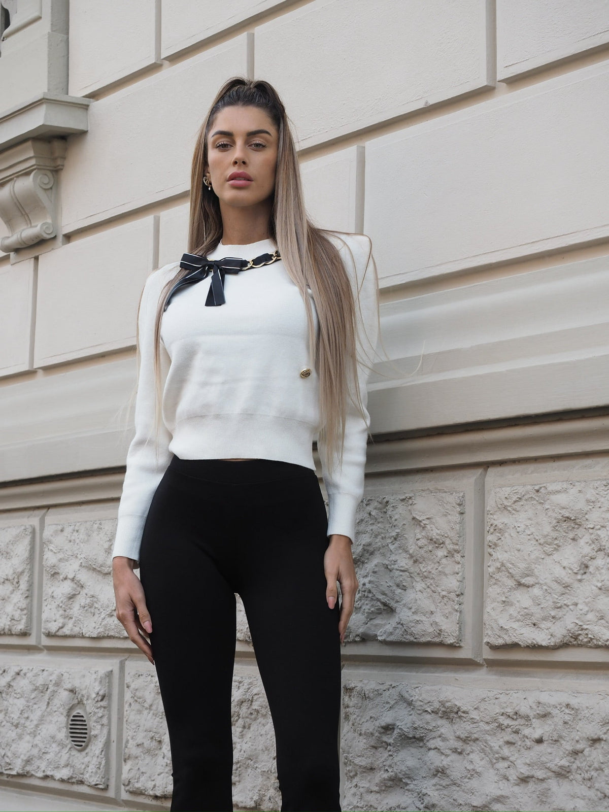 Maglione panna con fiocco nero
