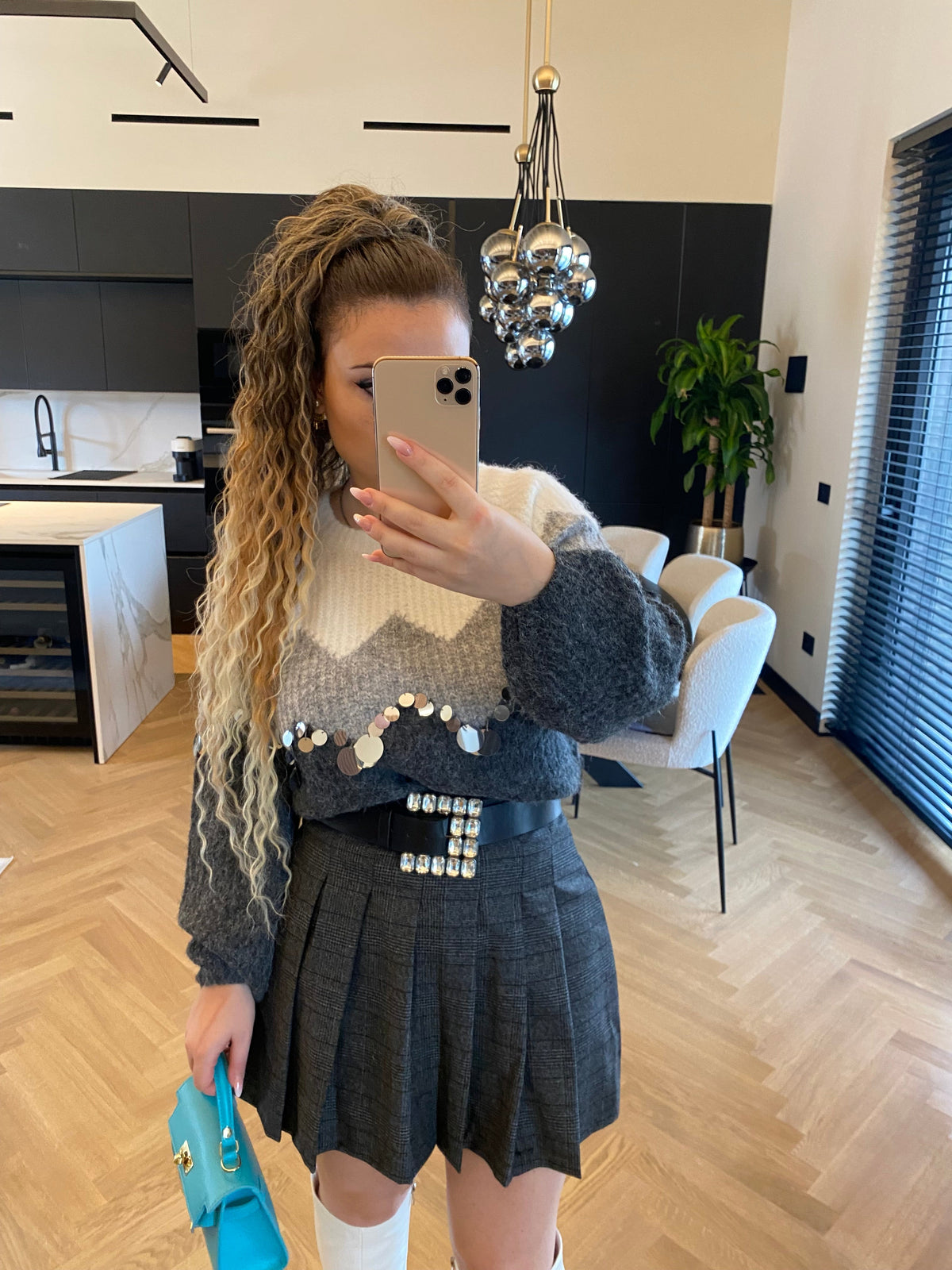Maglione grigio con maxi paillettes