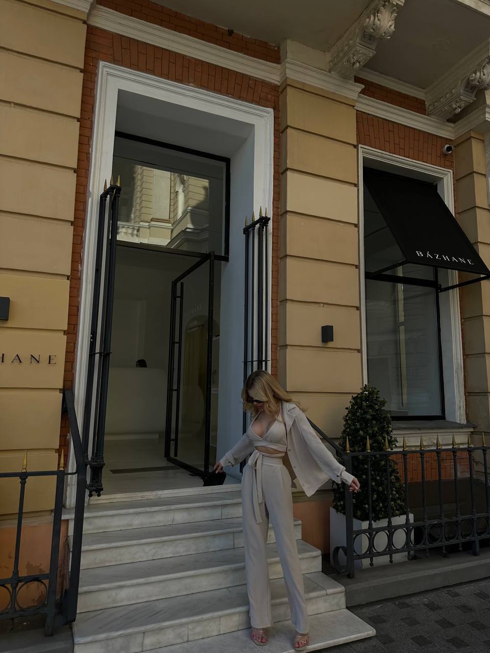 Set tre pezzi camicia top e pantalone beige