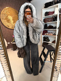 Pelliccia Ecologica con Dettaglio Nero – Oversize Glam