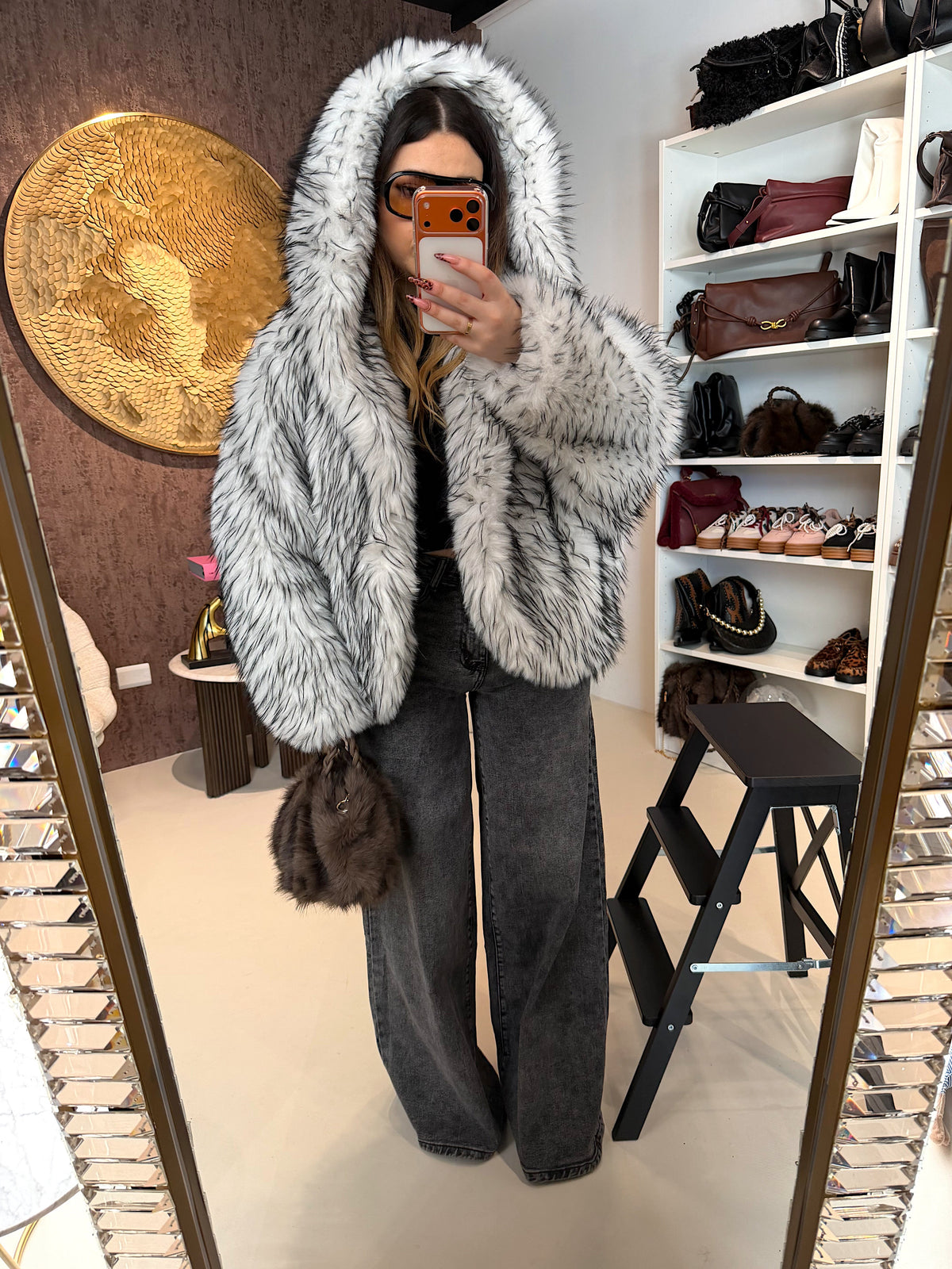 Pelliccia Ecologica con Dettaglio Nero – Oversize Glam