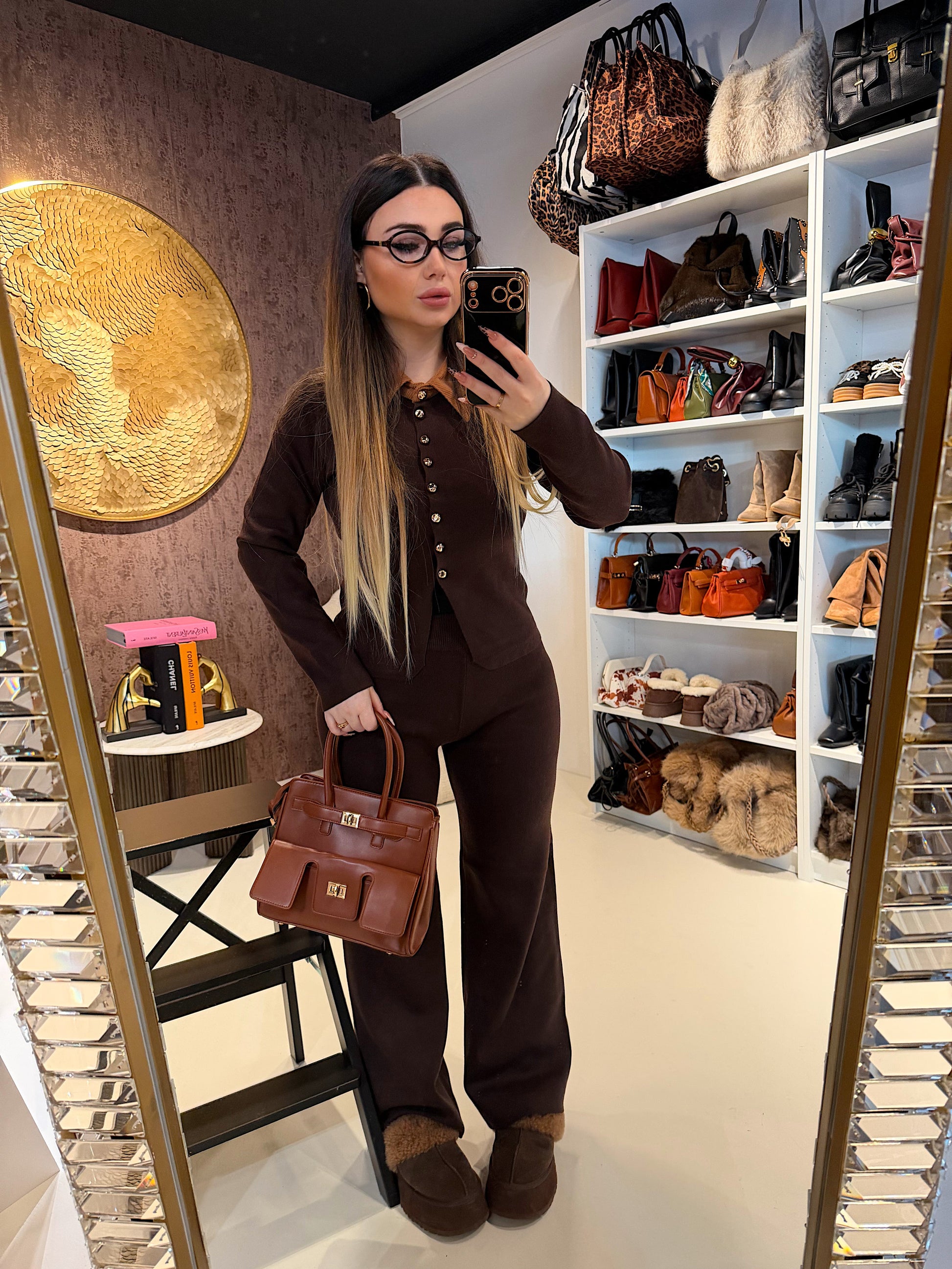 Completo maglia e pantalone con colletto a contrasto