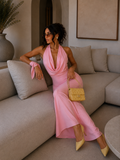 Abito rosa con laccio e scollo