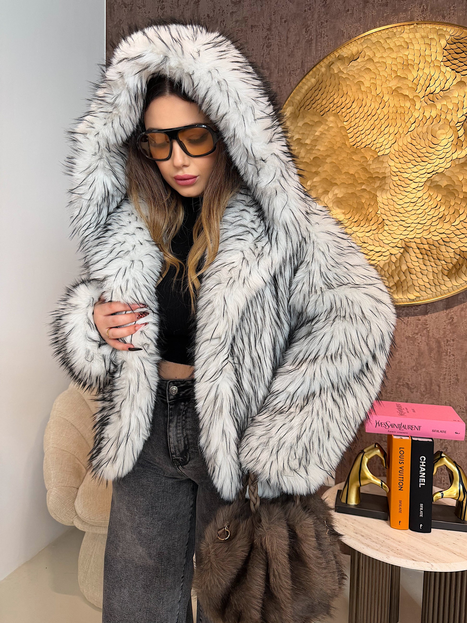 Pelliccia Ecologica con Dettaglio Nero – Oversize Glam
