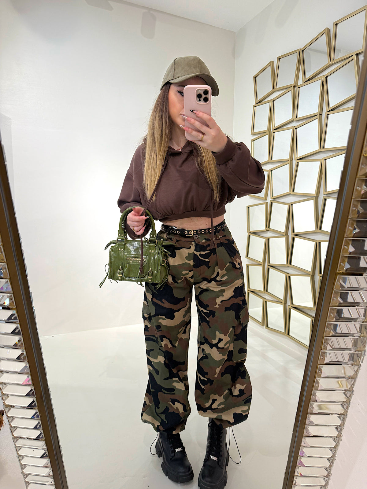 Completo pantalone e top camouflage