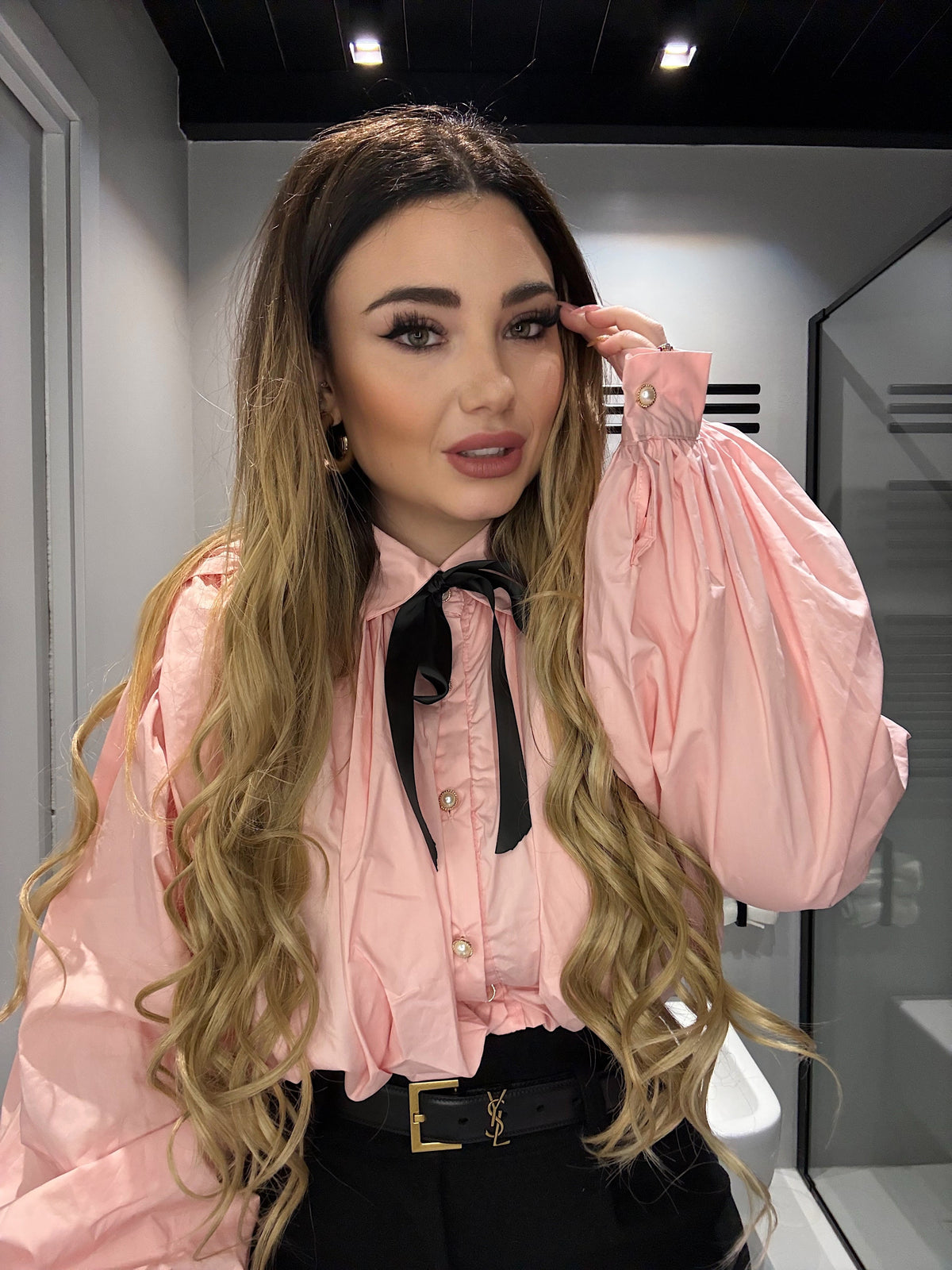 Camicia rosa con fiocco