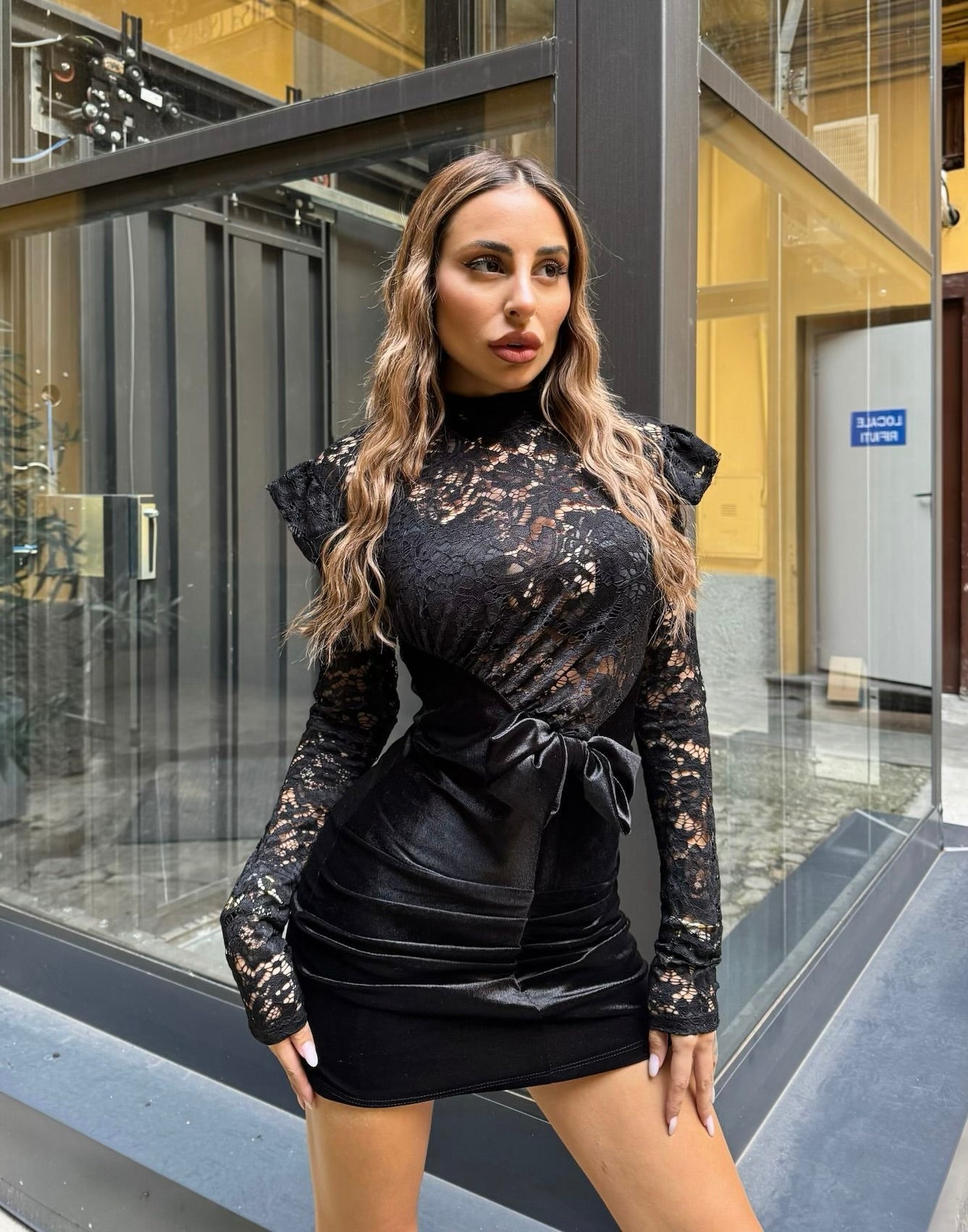 Abito in pizzo nero con fiocco