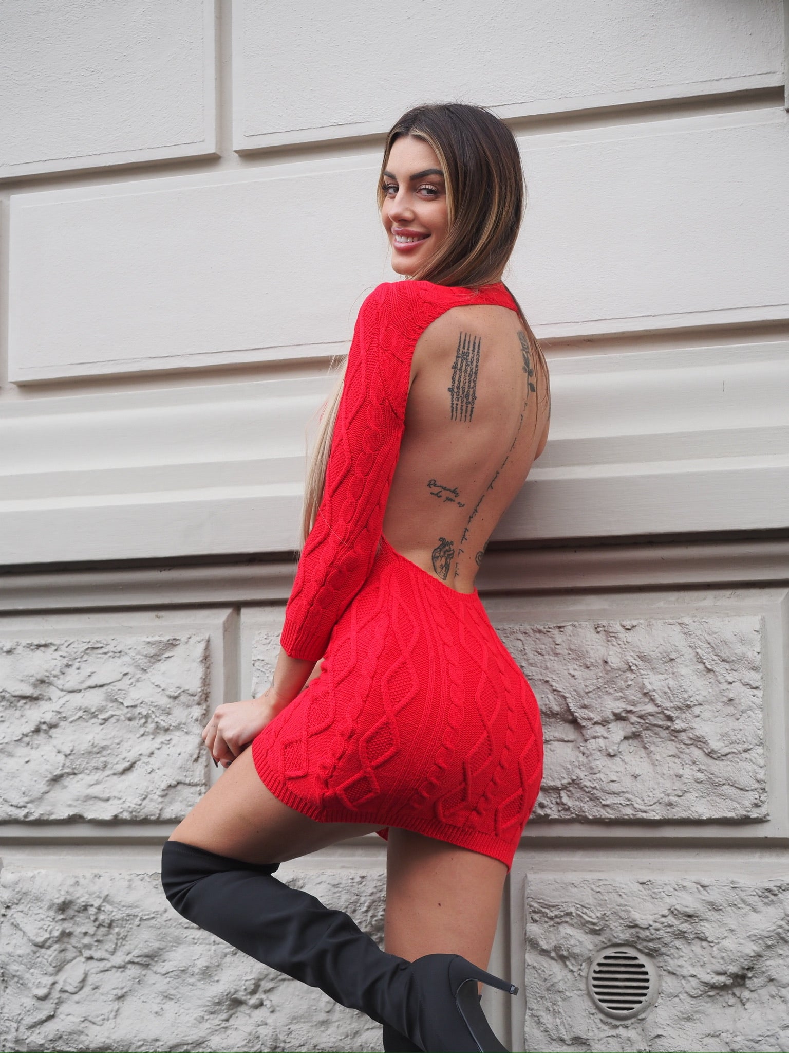 Abito in maglia rosso schiena aperta