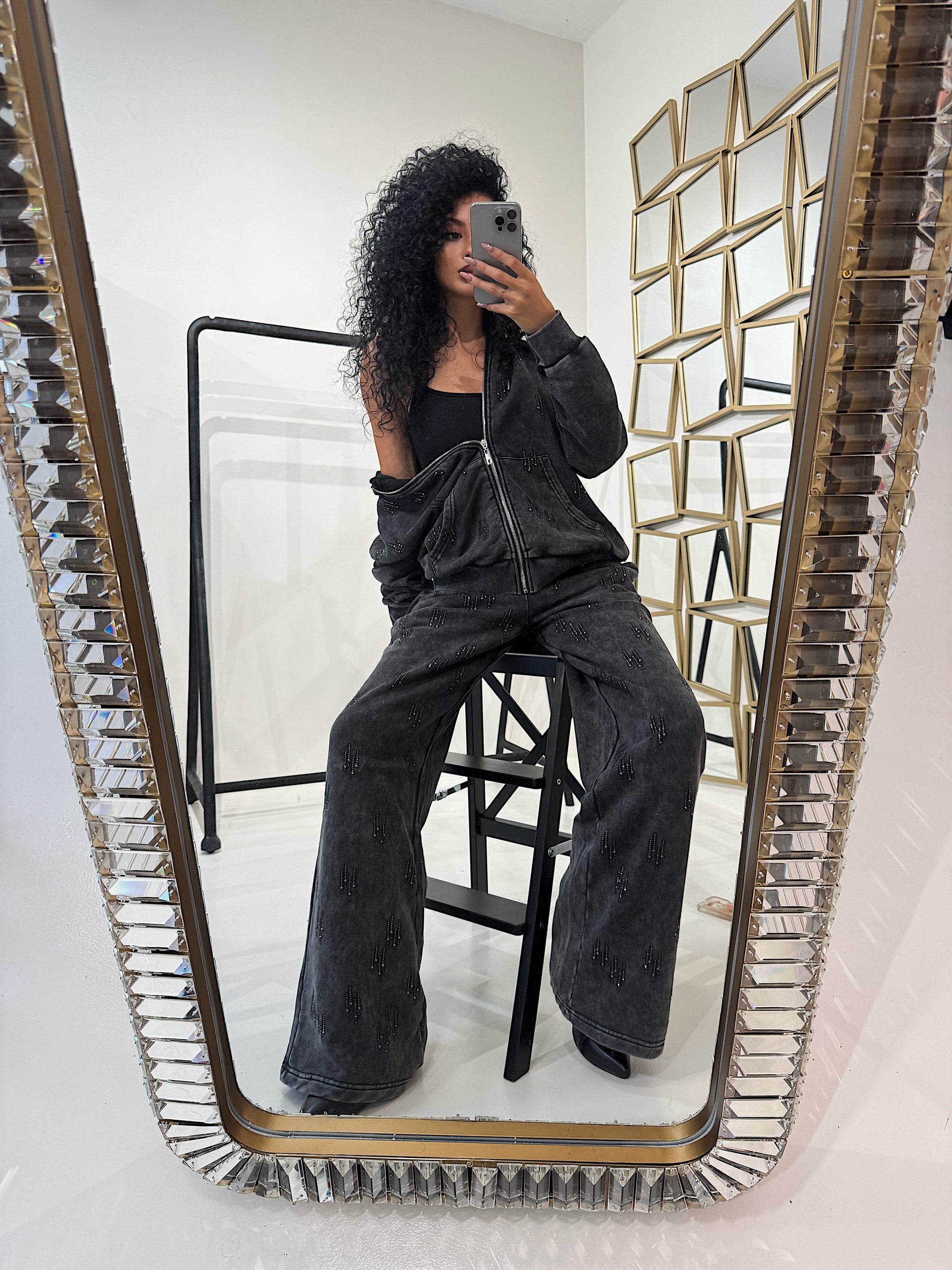 Completo con felpa over e brillantini pantalone a zampa