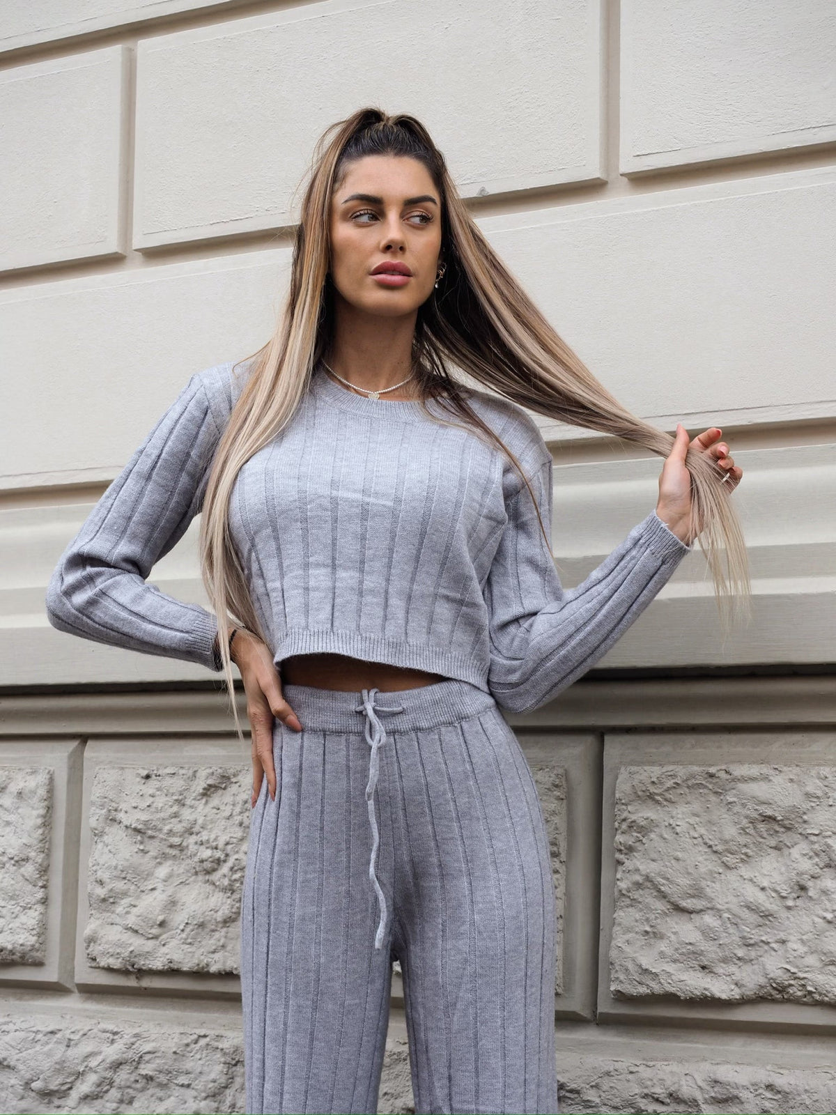 Completo maglia e pantalone grigio a righe
