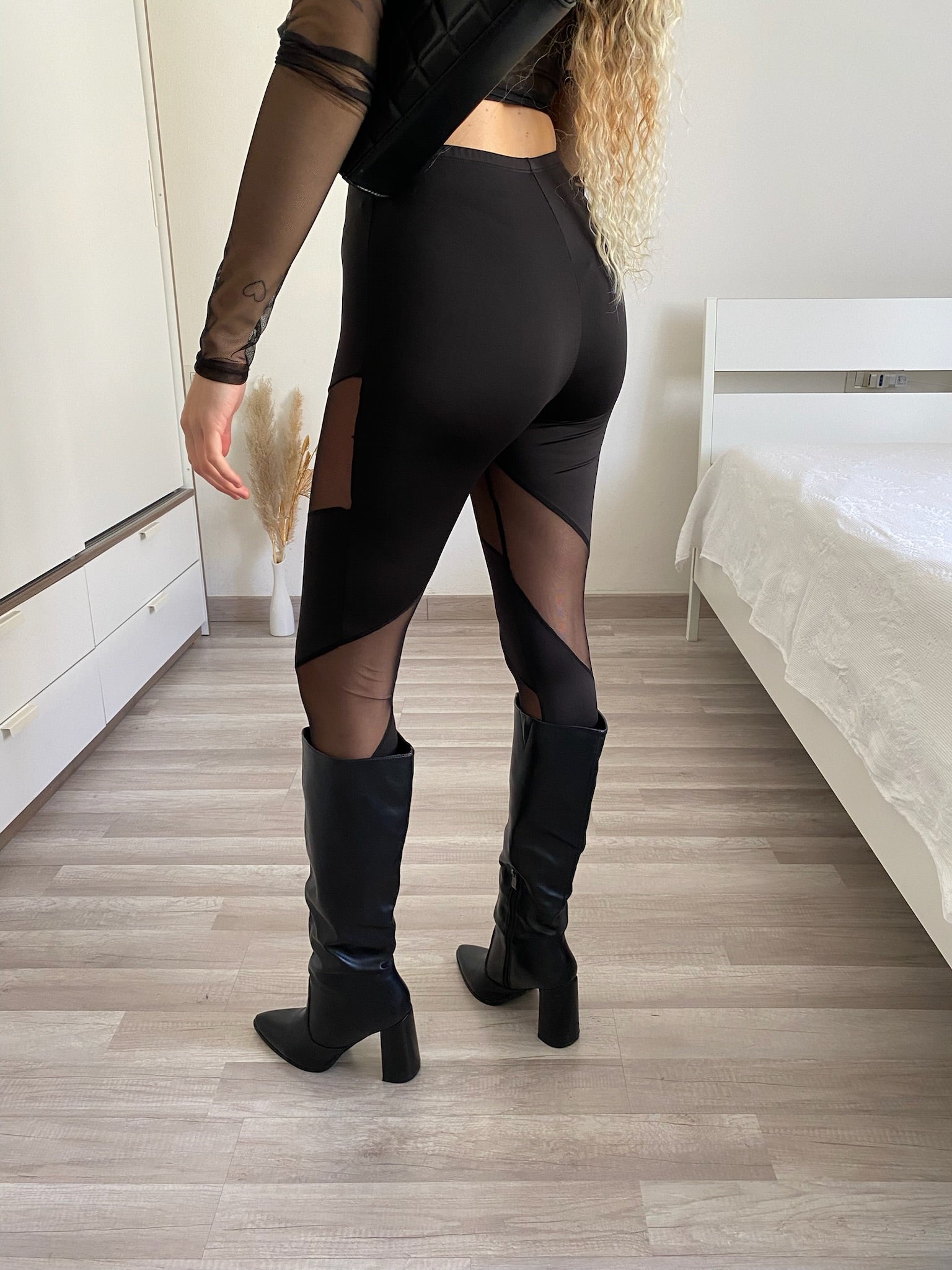 Pantalone nero con trasparenze