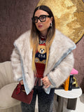 Giacca in ecopelliccia e jeans