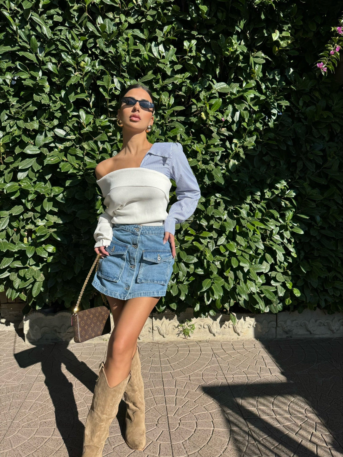 Maglione bianco con scollo e manica in camicia